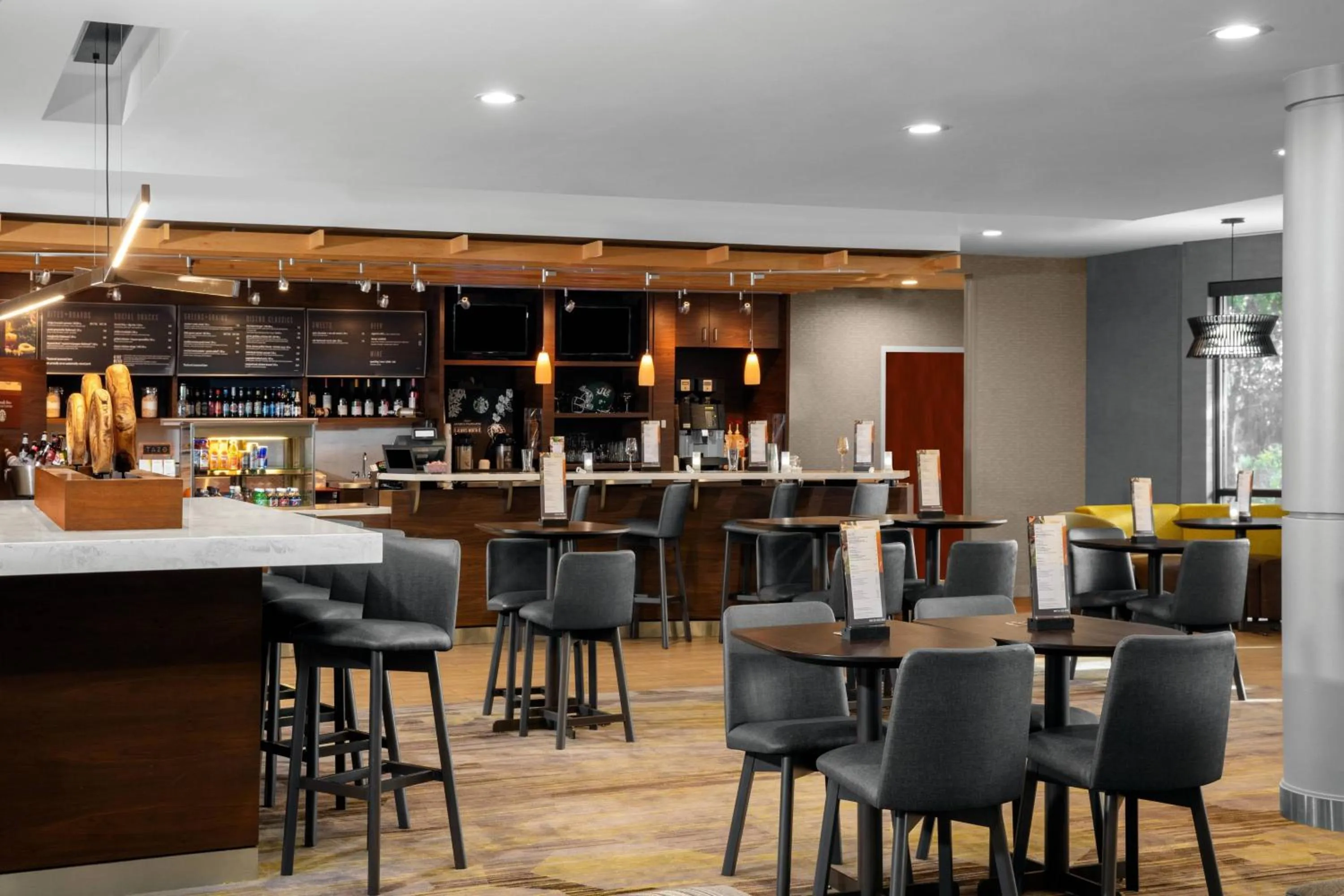 Restaurant/places to eat in Courtyard by Marriott Jacksonville I-295/East Beltway