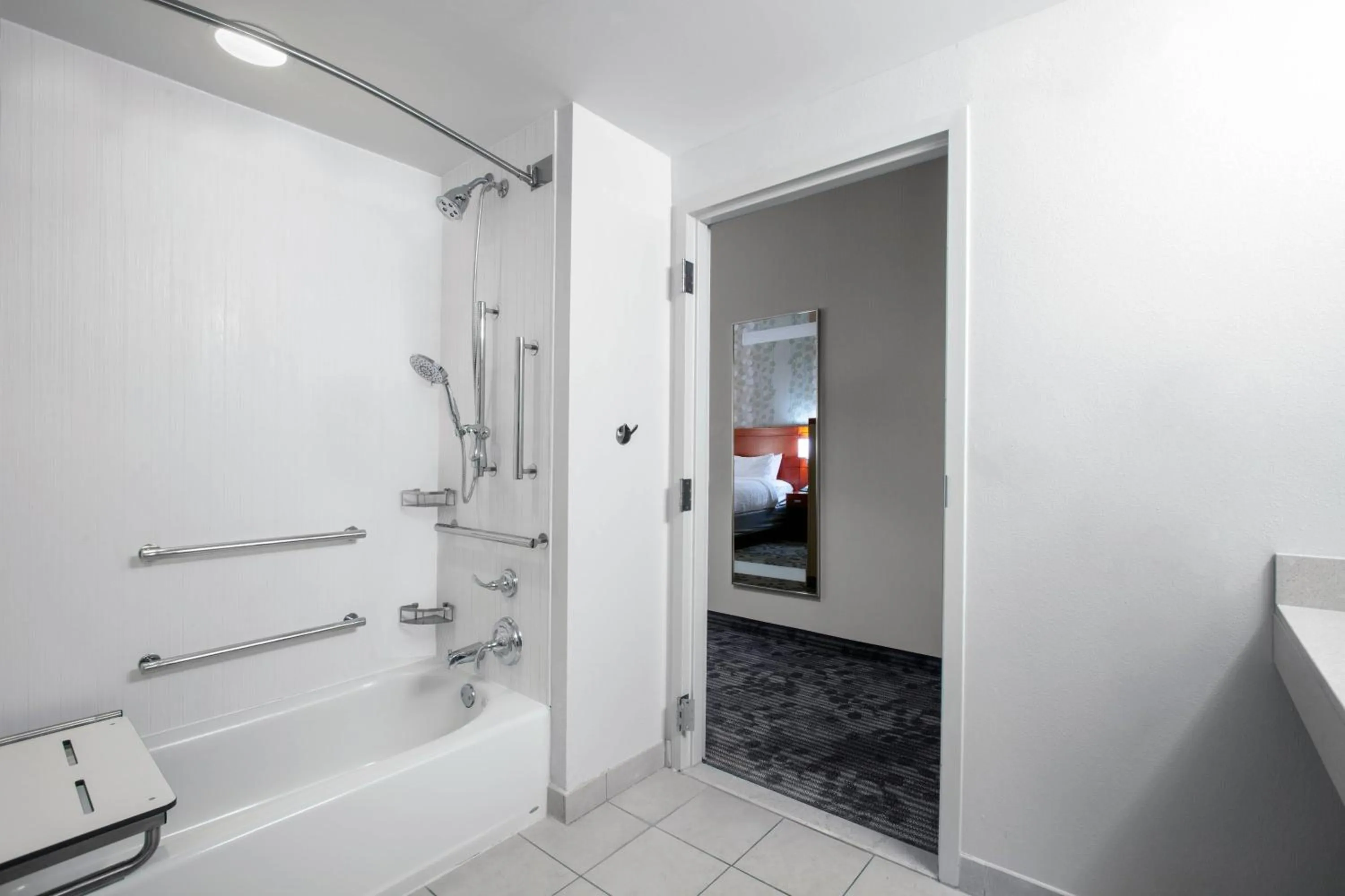 Bathroom in Courtyard by Marriott Jacksonville I-295/East Beltway