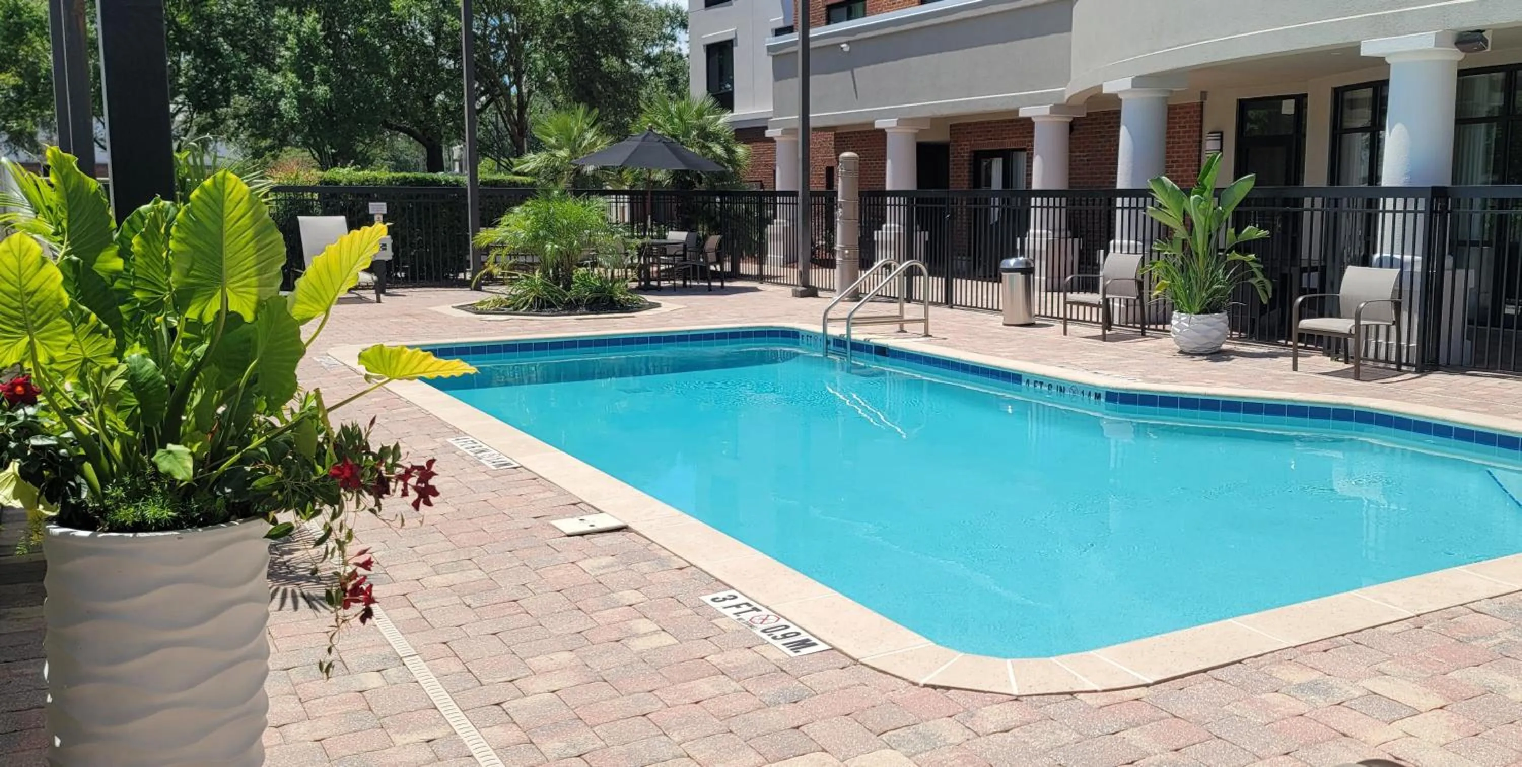 Swimming pool in Courtyard by Marriott Jacksonville I-295/East Beltway