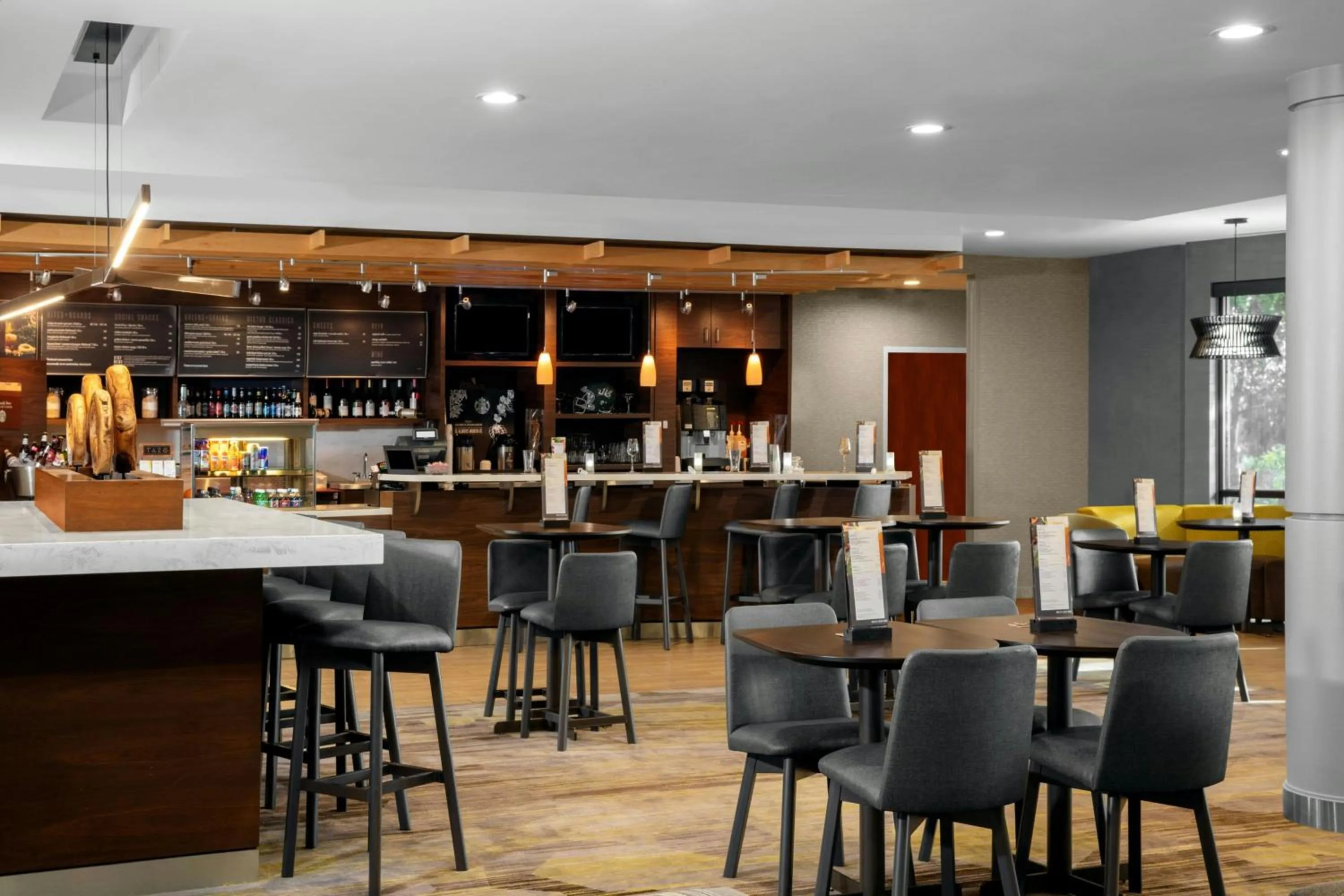 Restaurant/places to eat in Courtyard by Marriott Jacksonville I-295/East Beltway