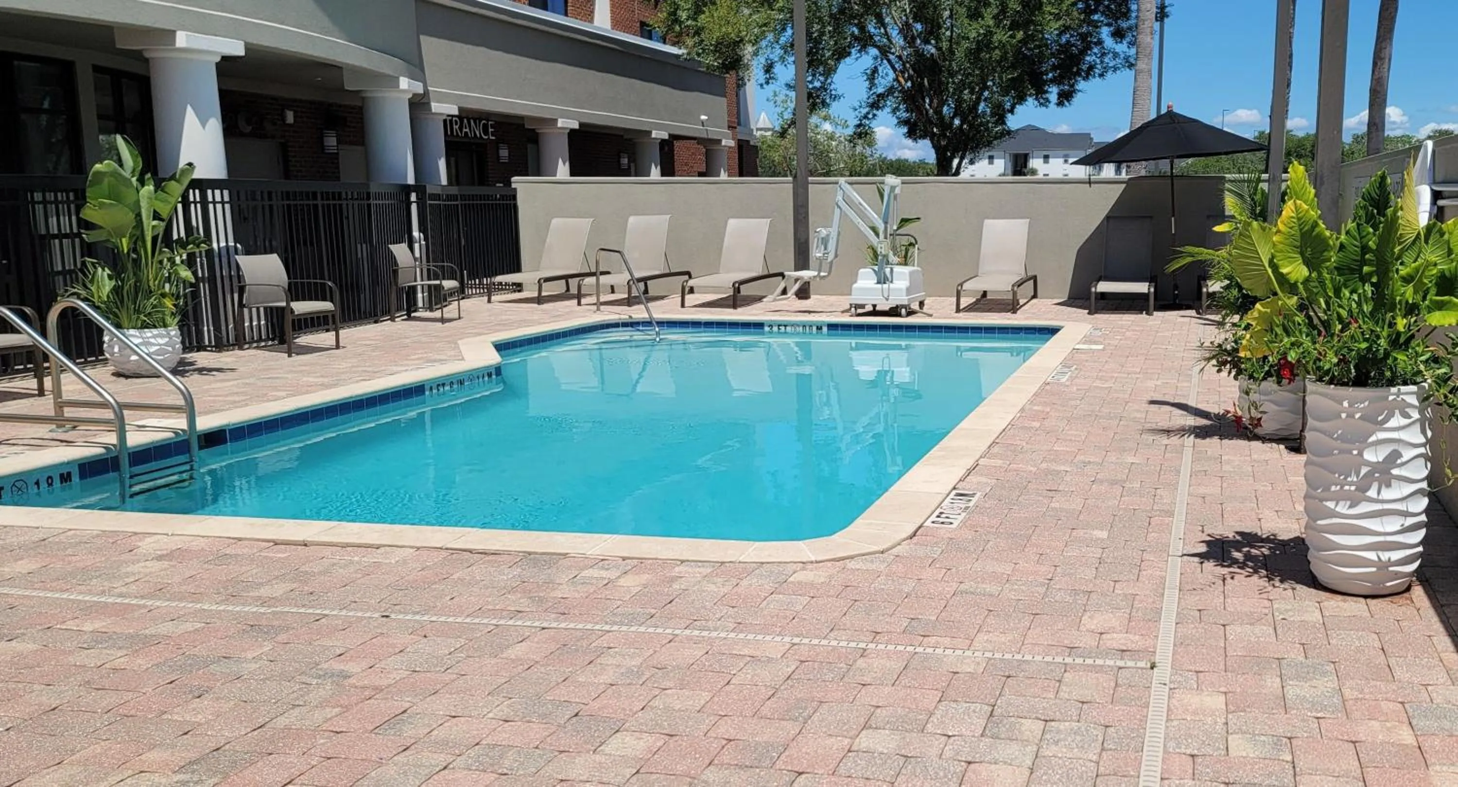 Swimming pool in Courtyard by Marriott Jacksonville I-295/East Beltway