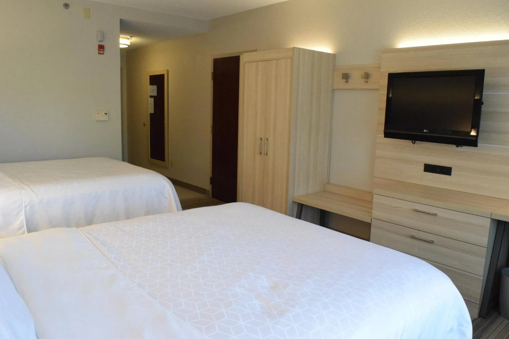 Photo of the whole room, Bed in Holiday Inn Express Hotel & Suites Rochester Webster by IHG