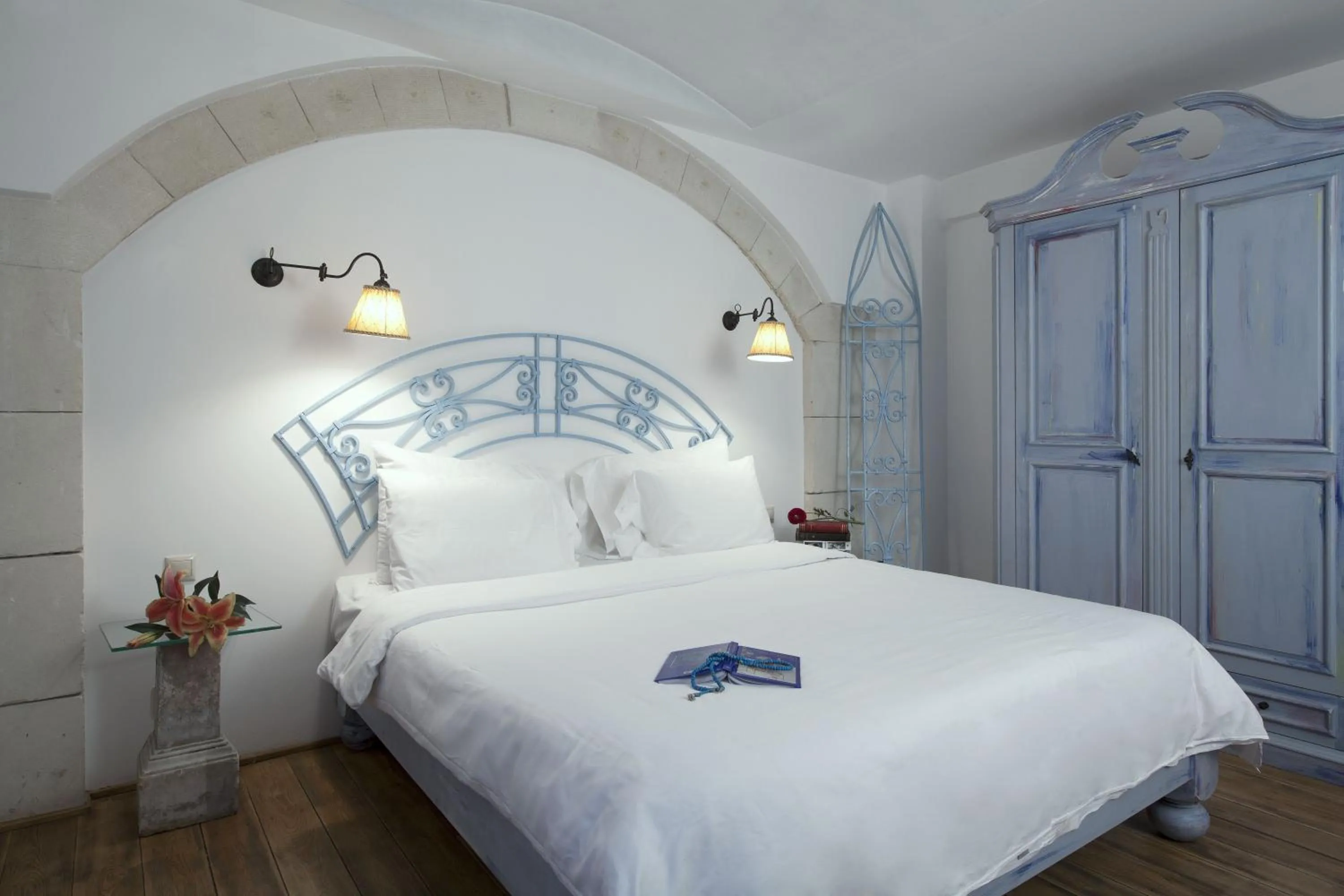 Bed in Hotel Empress Zoe