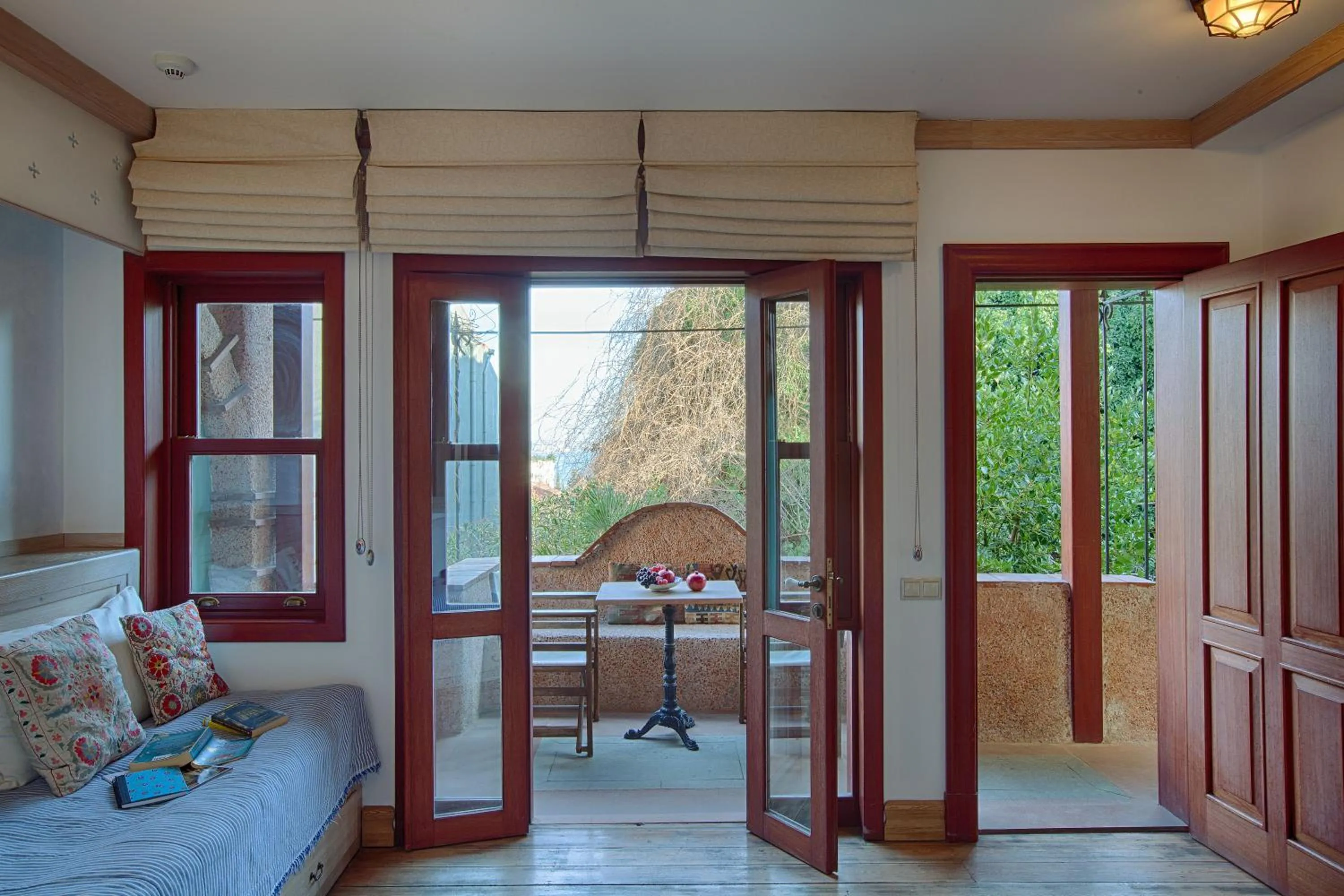 Communal lounge/ TV room, Bed in Hotel Empress Zoe