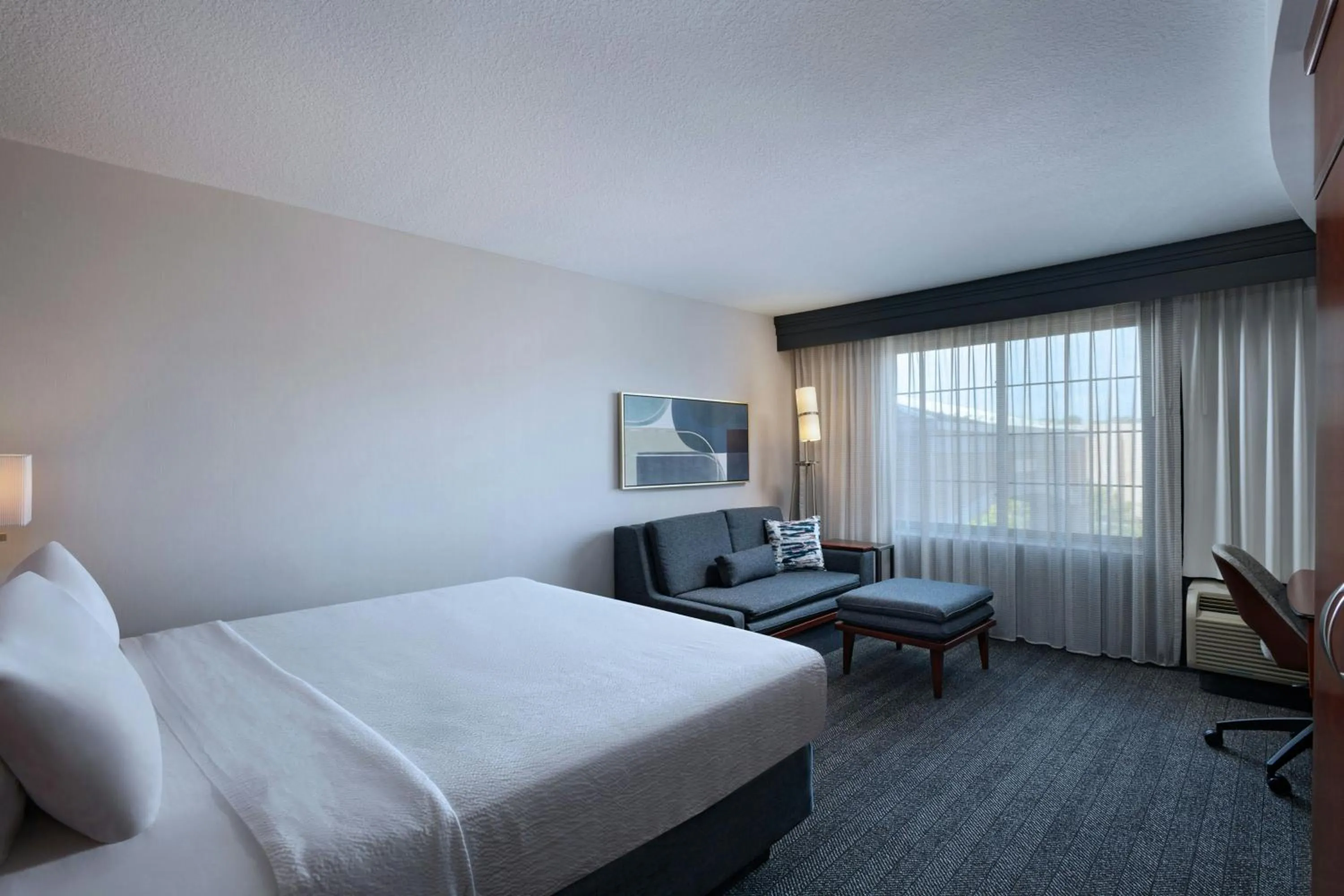 Photo of the whole room, Bed in Courtyard by Marriott Omaha Aksarben Village