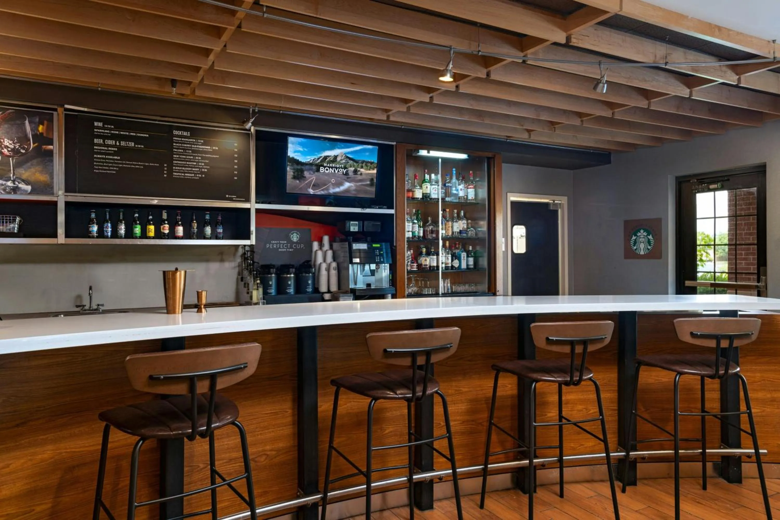 Lounge or bar in Courtyard by Marriott Omaha Aksarben Village