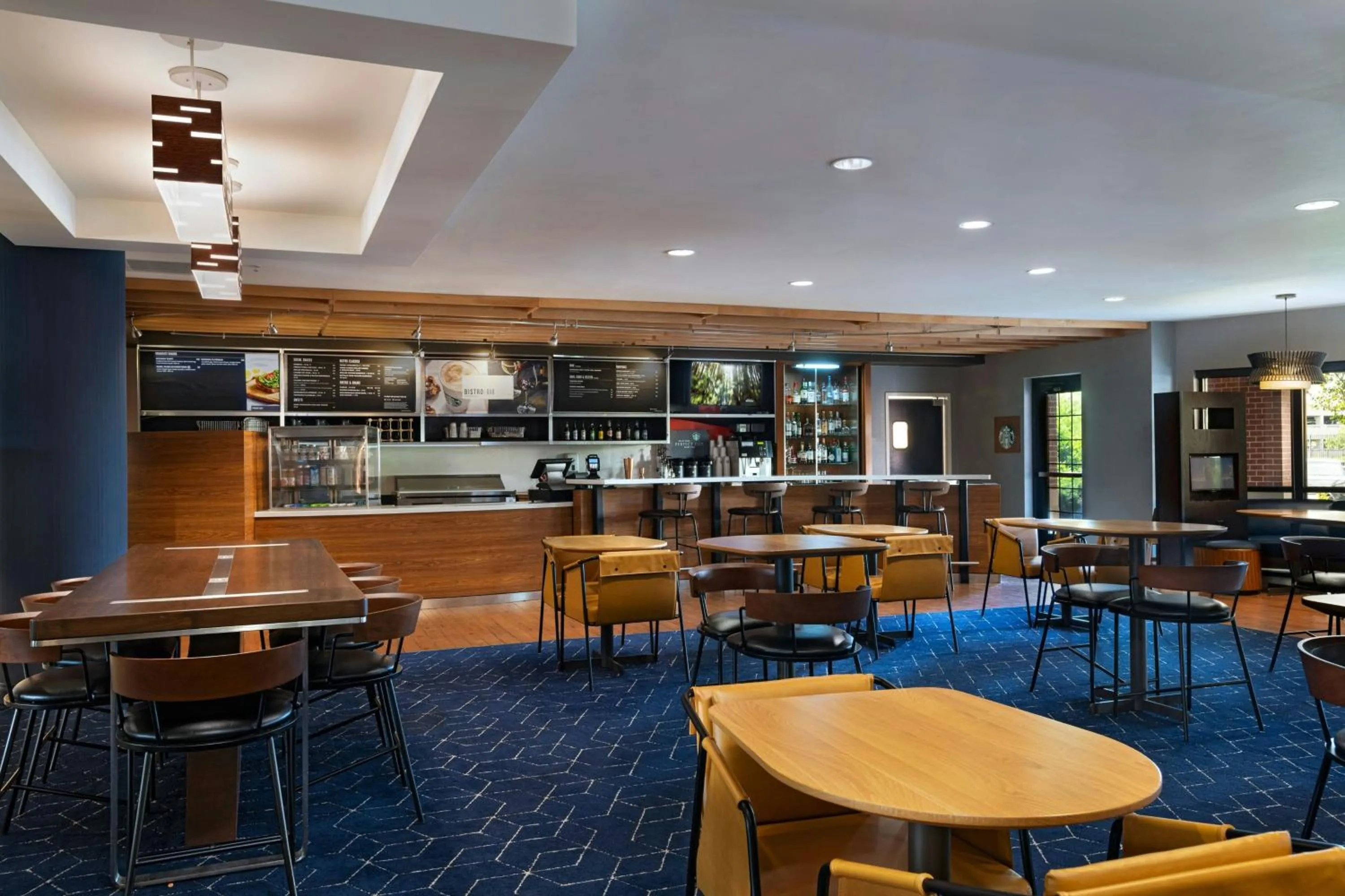 Restaurant/places to eat in Courtyard by Marriott Omaha Aksarben Village