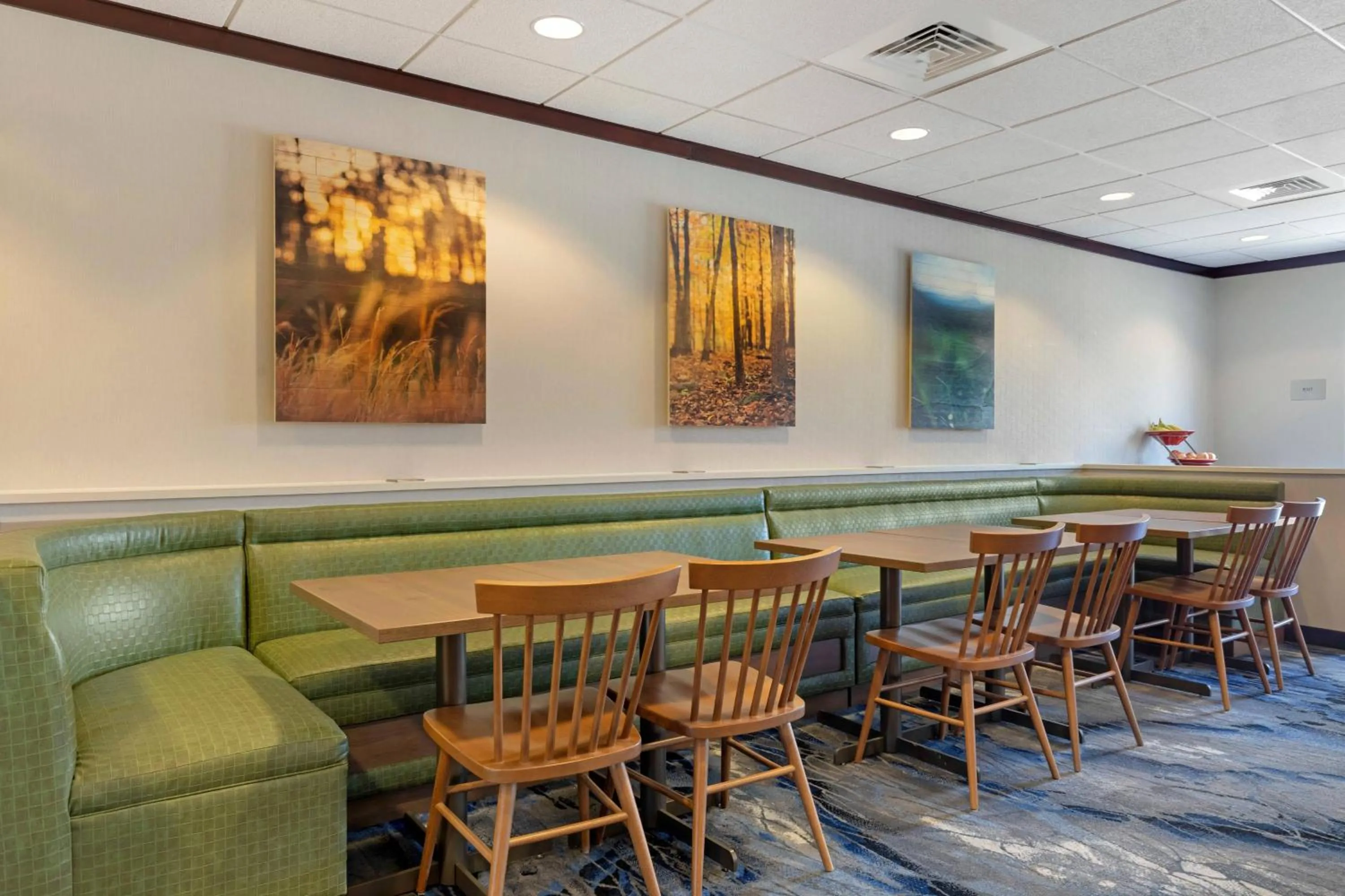 Breakfast in Fairfield Inn & Suites by Marriott Rockford