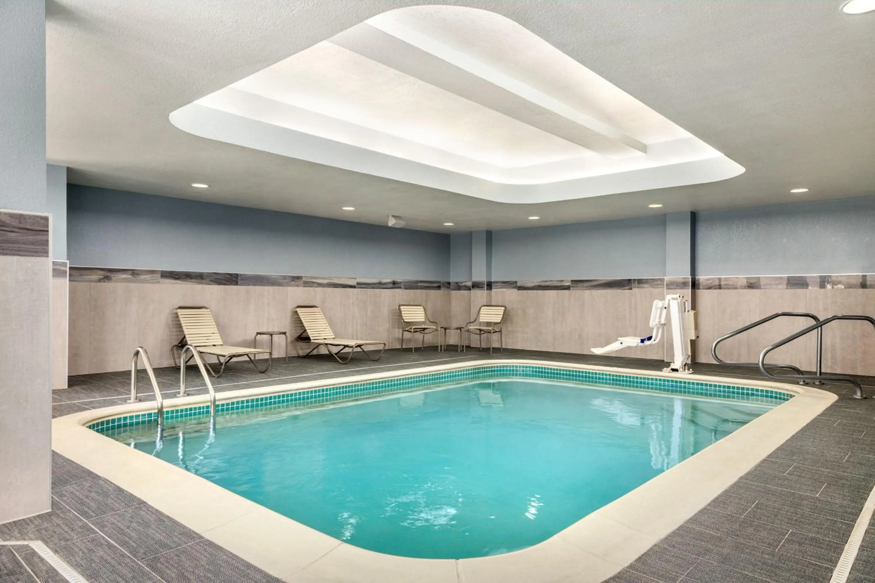 Swimming pool in Courtyard by Marriott Columbia