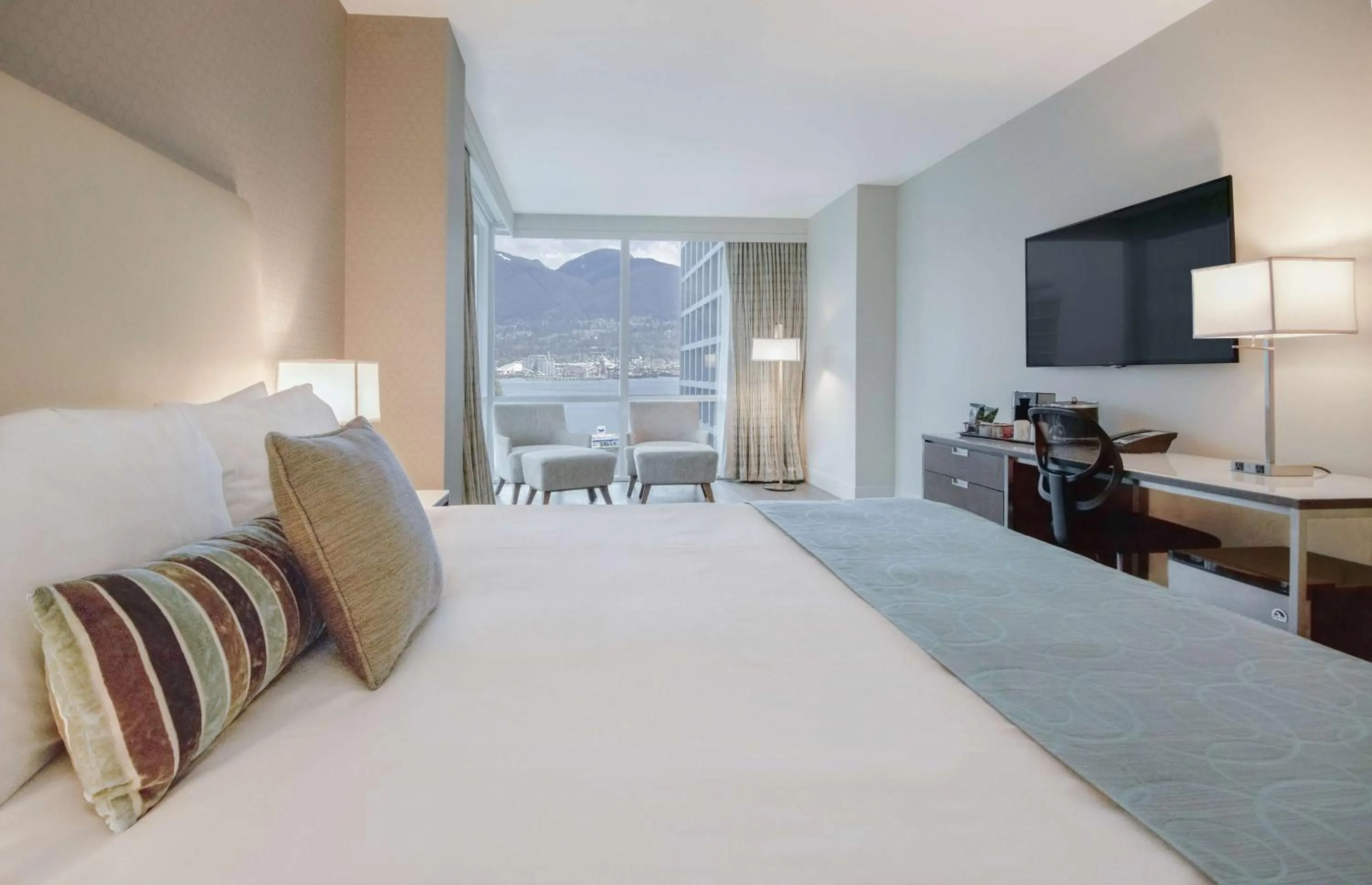 Bedroom, Bed in Coast Coal Harbour Vancouver Hotel by APA