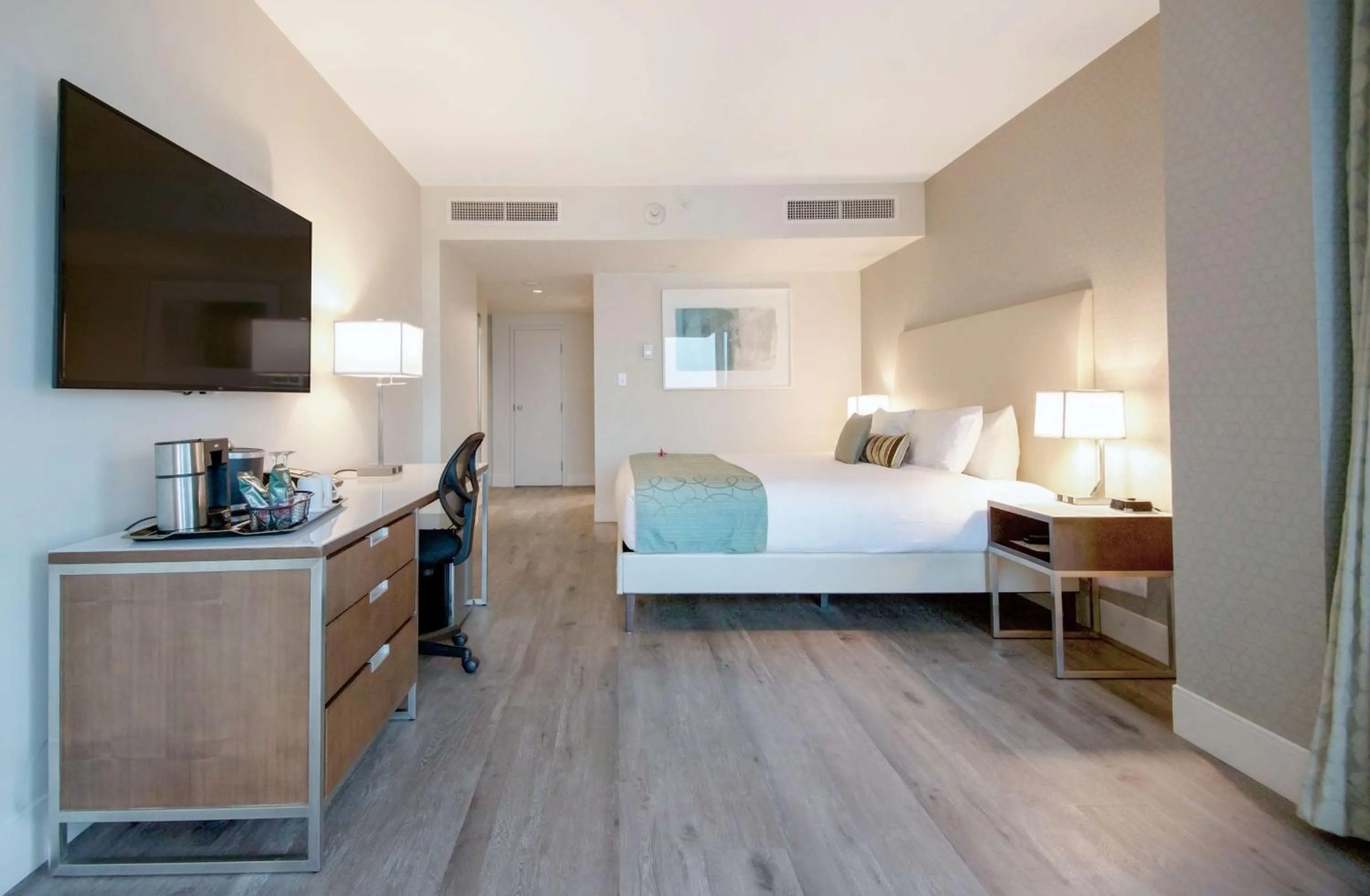 Bedroom, Bed in Coast Coal Harbour Vancouver Hotel by APA