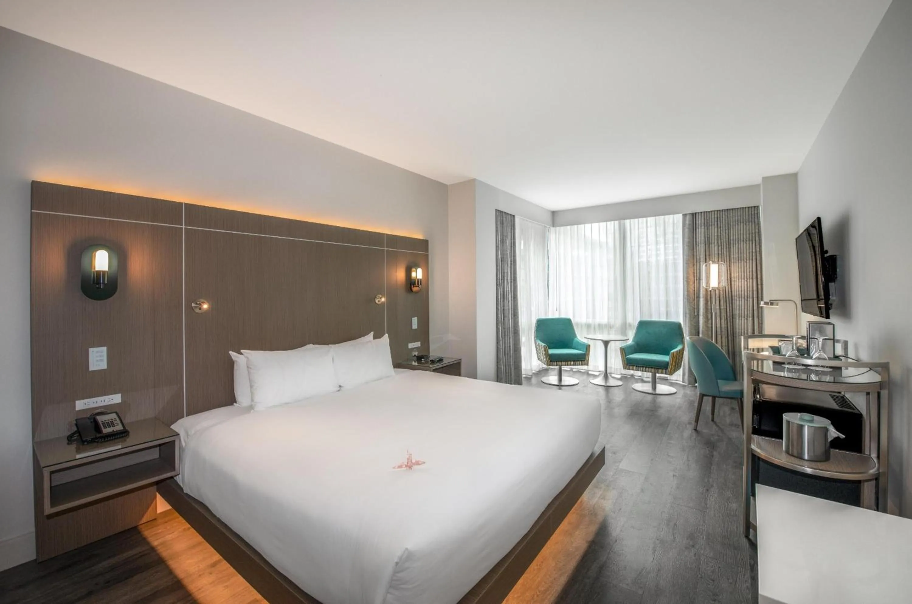 Bedroom, Bed in Coast Coal Harbour Vancouver Hotel by APA