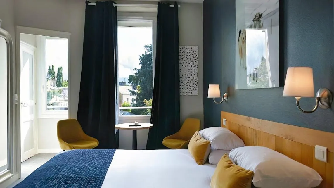 Photo of the whole room, Bed in Hôtel Coeur De Loire