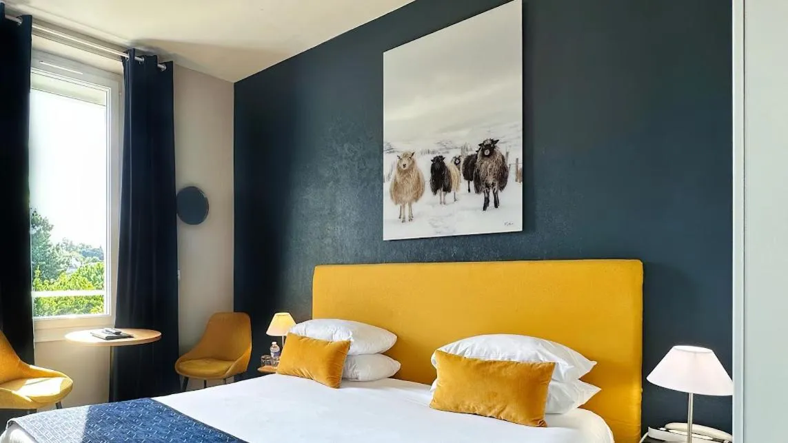 Bedroom, Bed in Hôtel Coeur De Loire