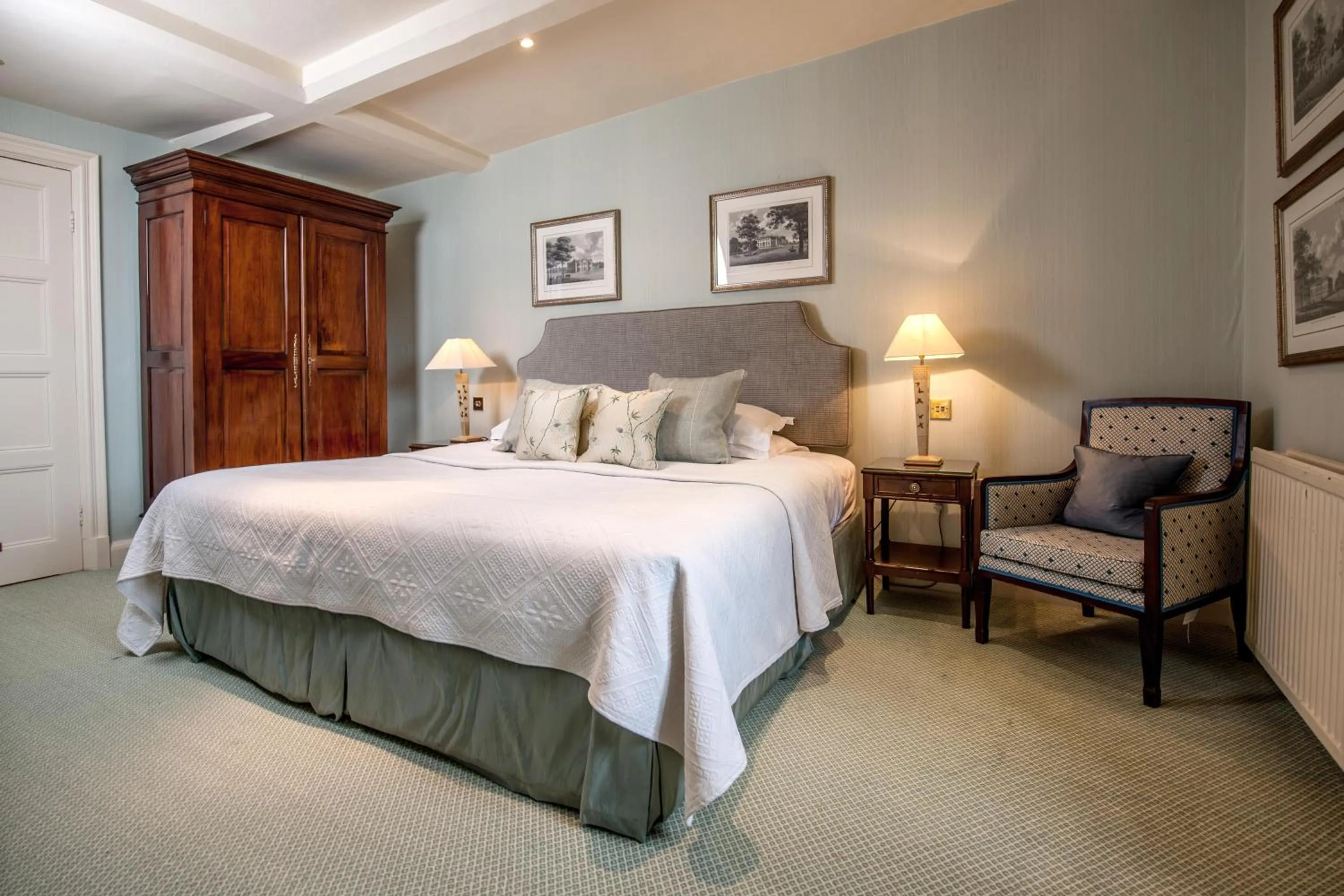 Bathroom, Bed in Buckland Manor - A Relais & Chateaux Hotel