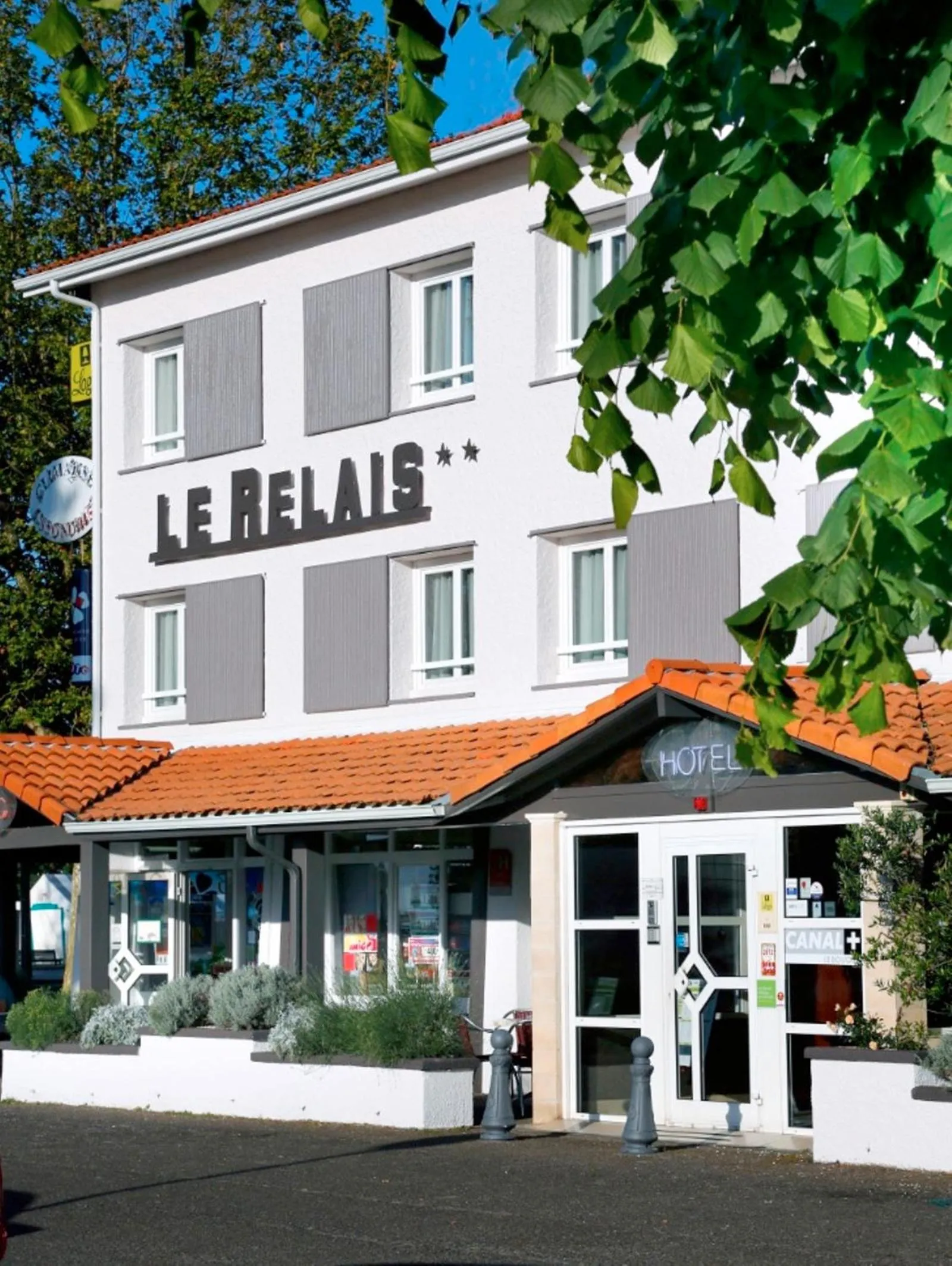 Facade/entrance in Logis Hôtel Le Relais