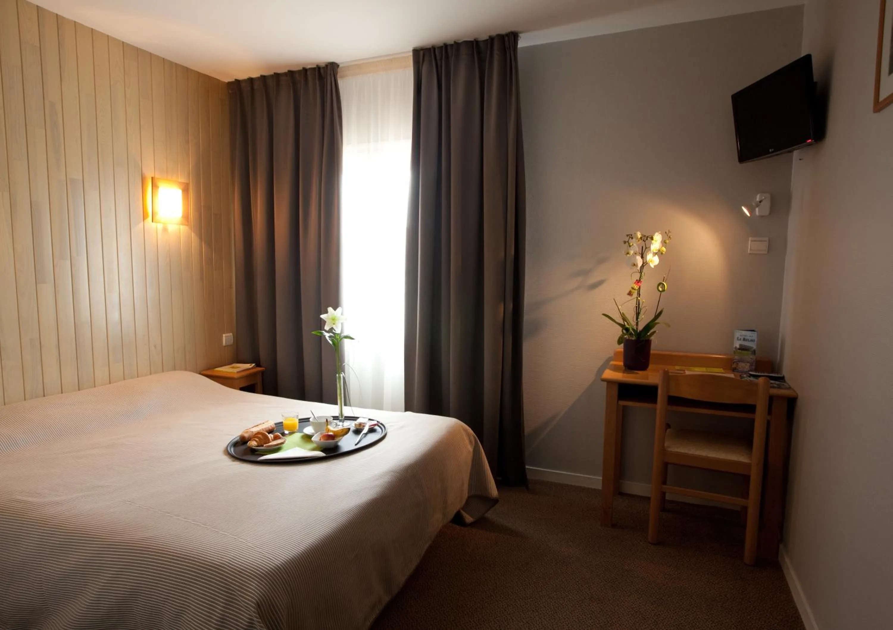 Photo of the whole room, Bed in Logis Hôtel Le Relais