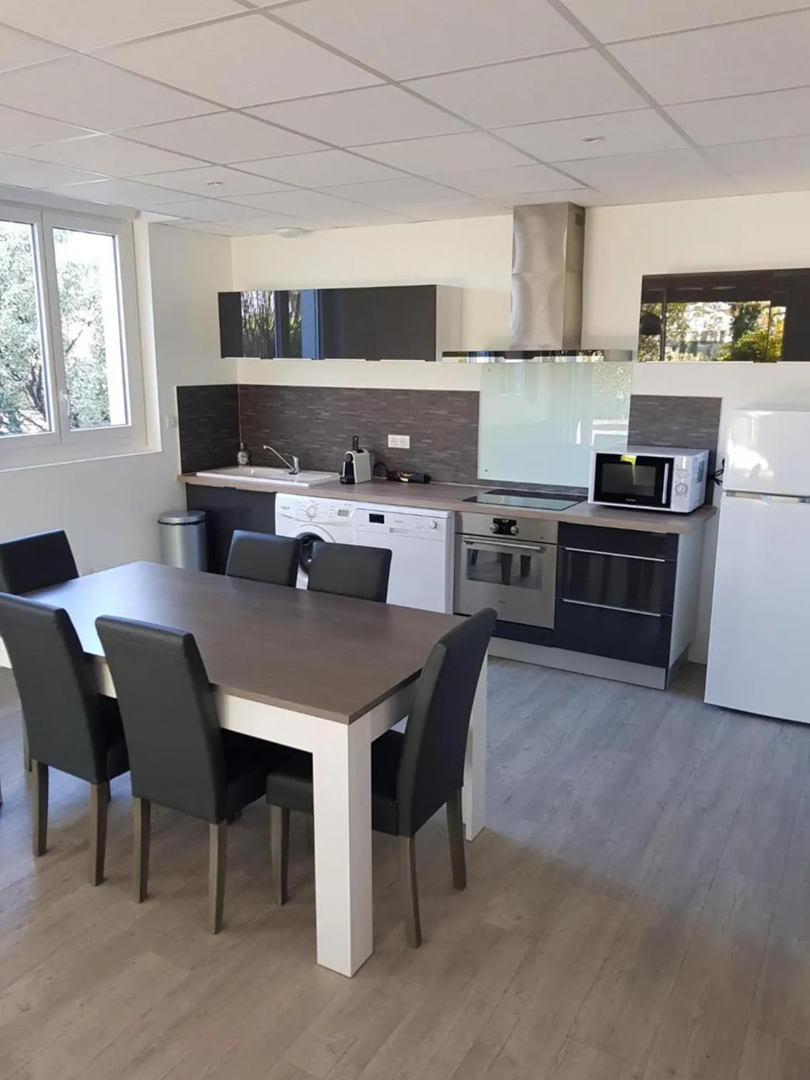 Kitchen or kitchenette in Logis Hôtel Le Relais