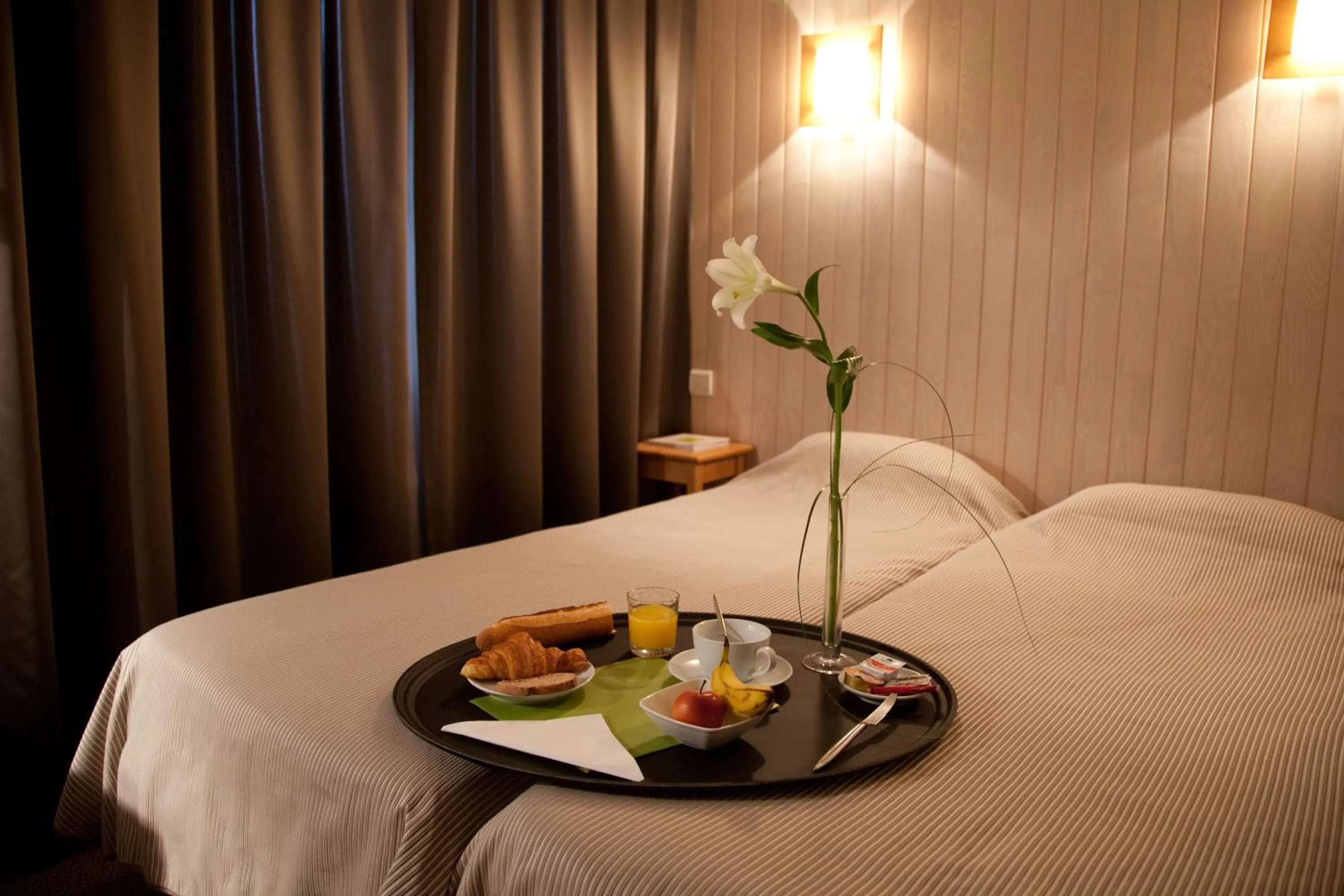 Photo of the whole room, Bed in Logis Hôtel Le Relais