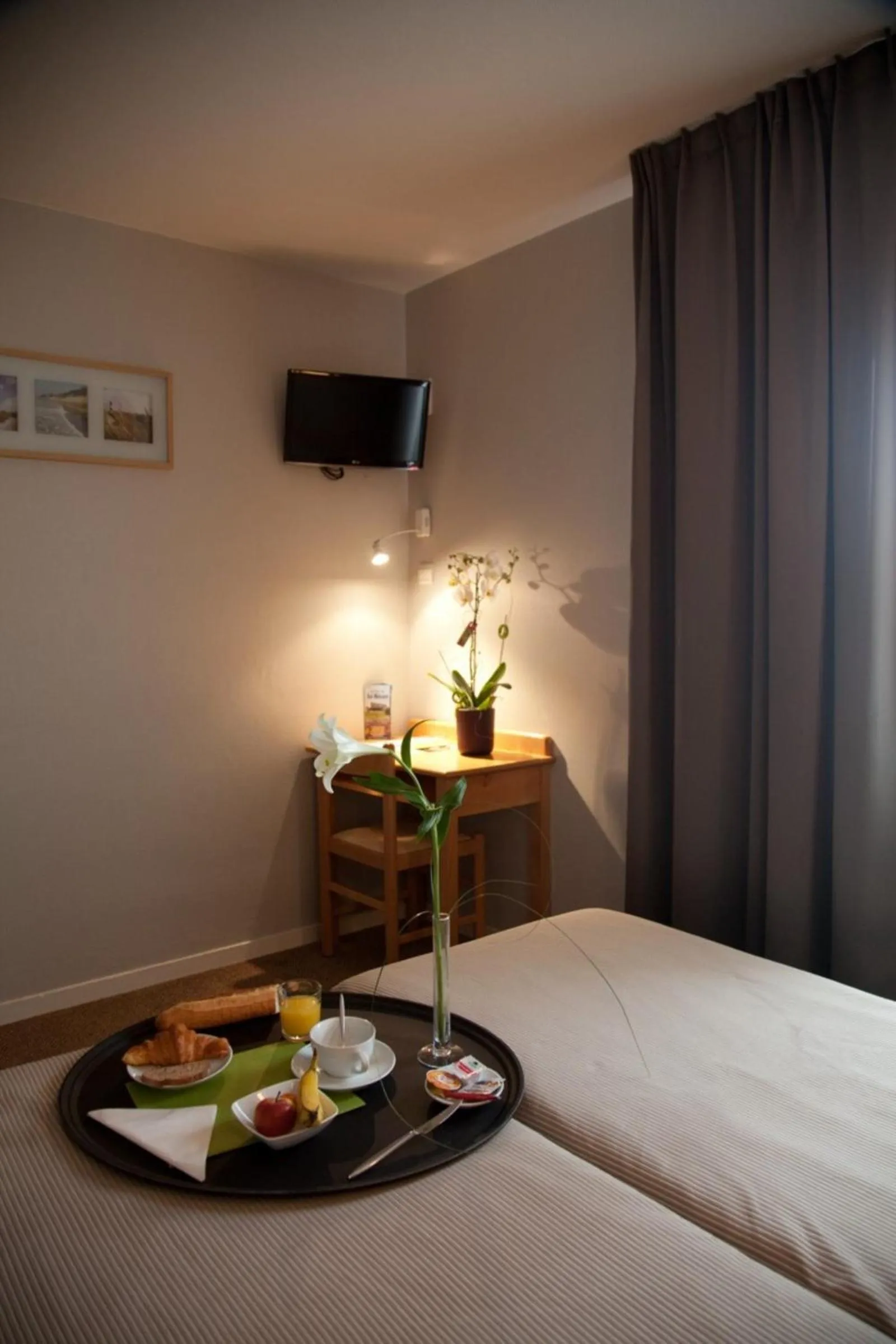 Photo of the whole room, Bed in Logis Hôtel Le Relais