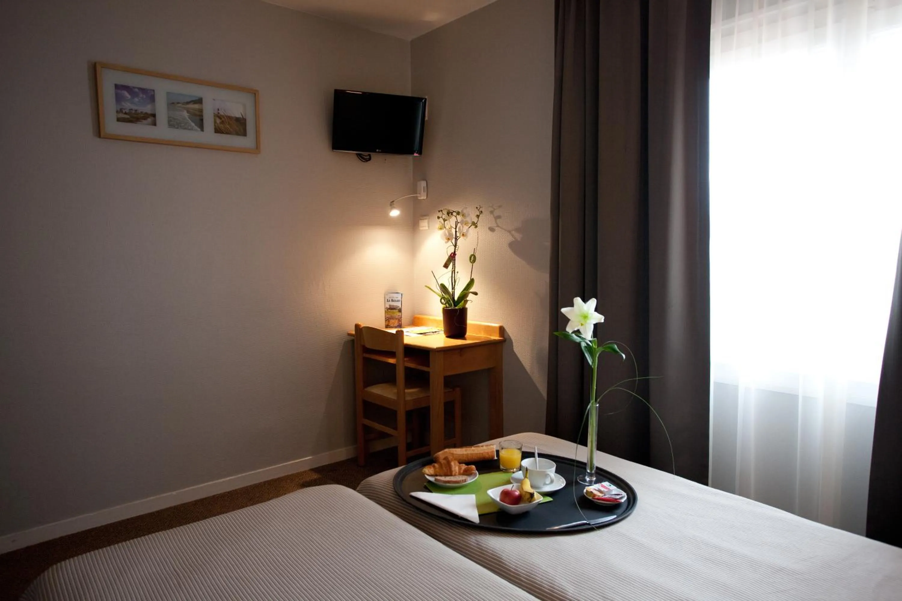 Photo of the whole room, Bed in Logis Hôtel Le Relais