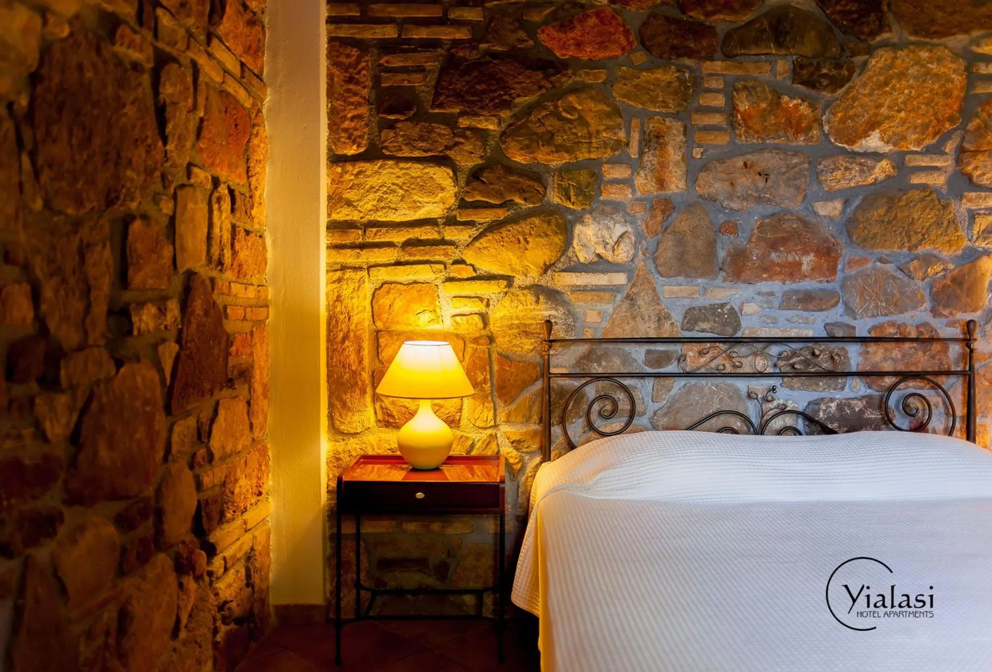 Bed in Yialasi Hotel