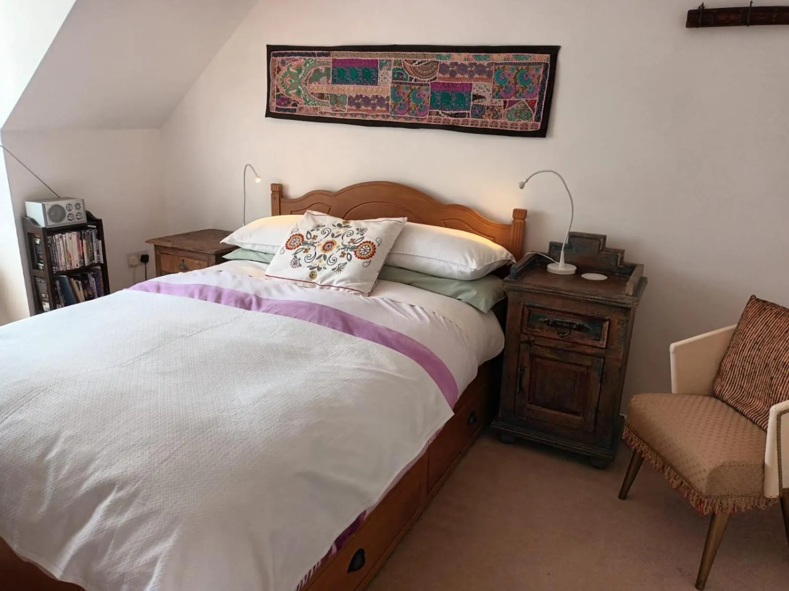 Photo of the whole room, Bed in Chez Jo