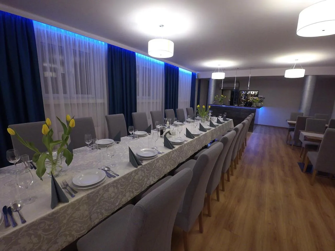 Restaurant/places to eat in Brojan