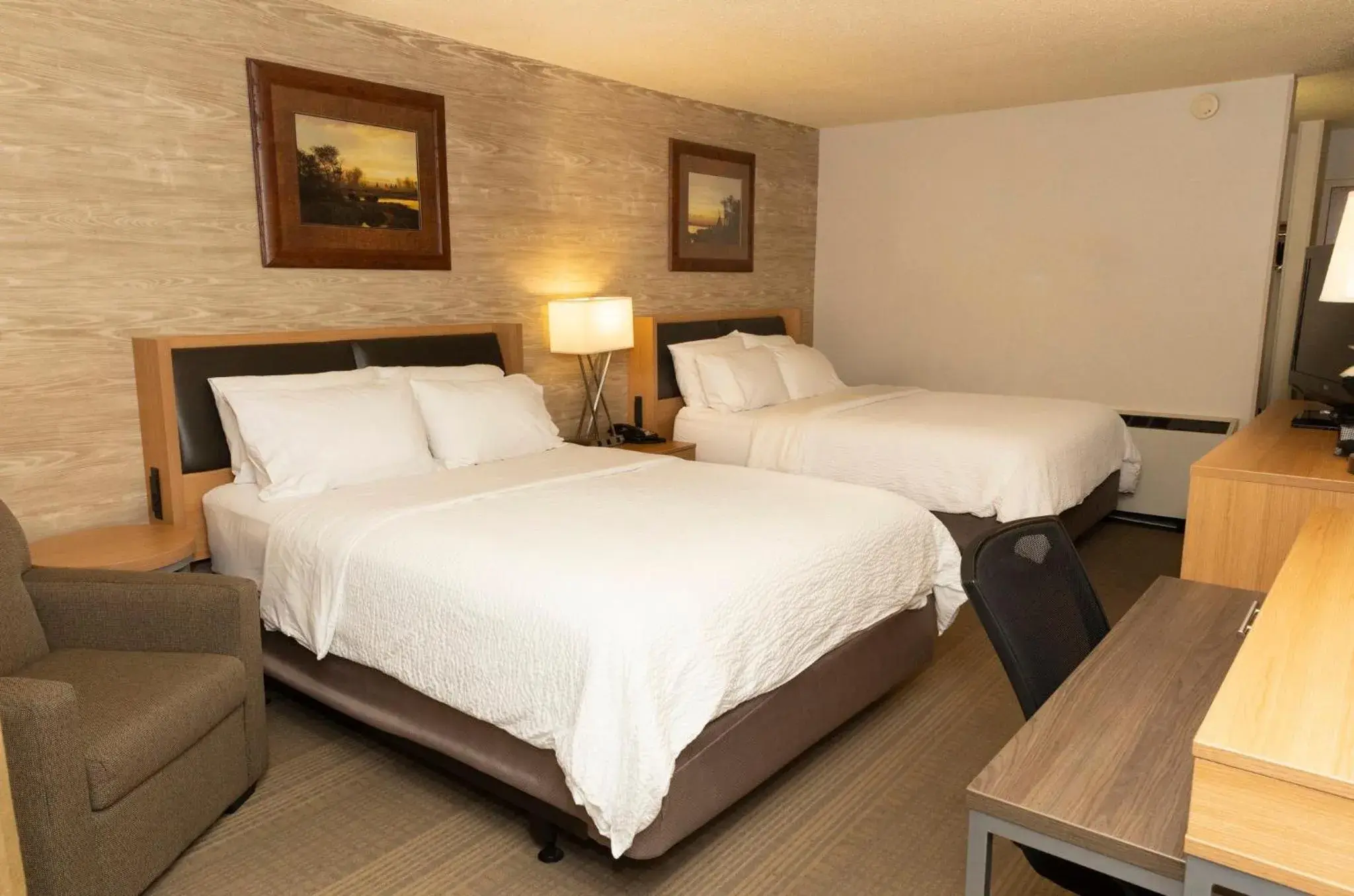 Standard Queen Room with Two Queen Beds and Pool View in Holiday Inn Spearfish-Convention Center by IHG Standard Queen Room with Two Queen Beds and Pool View in Holiday Inn Spearfish-Convention Center by IHG