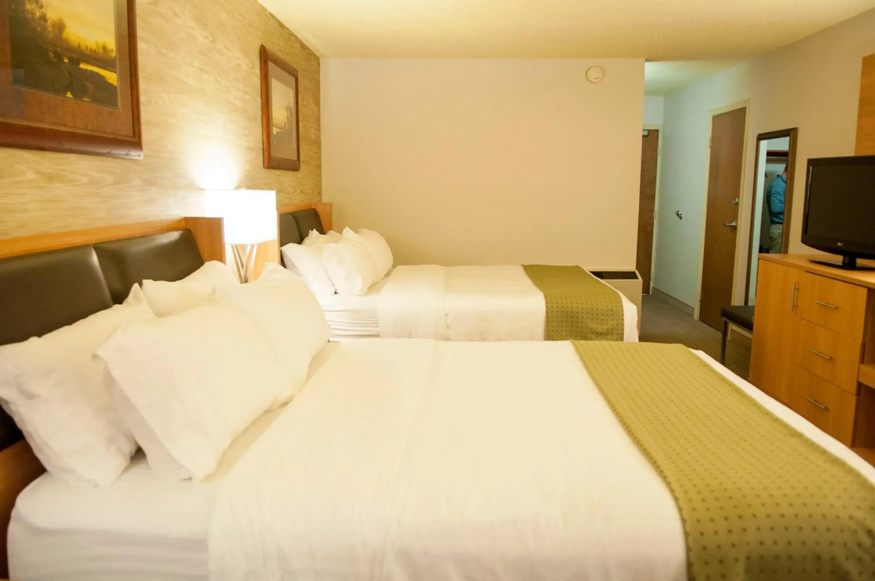 Standard Queen Room with Pool Access in Holiday Inn Spearfish-Convention Center by IHG Standard Queen Room with Pool Access in Holiday Inn Spearfish-Convention Center by IHG