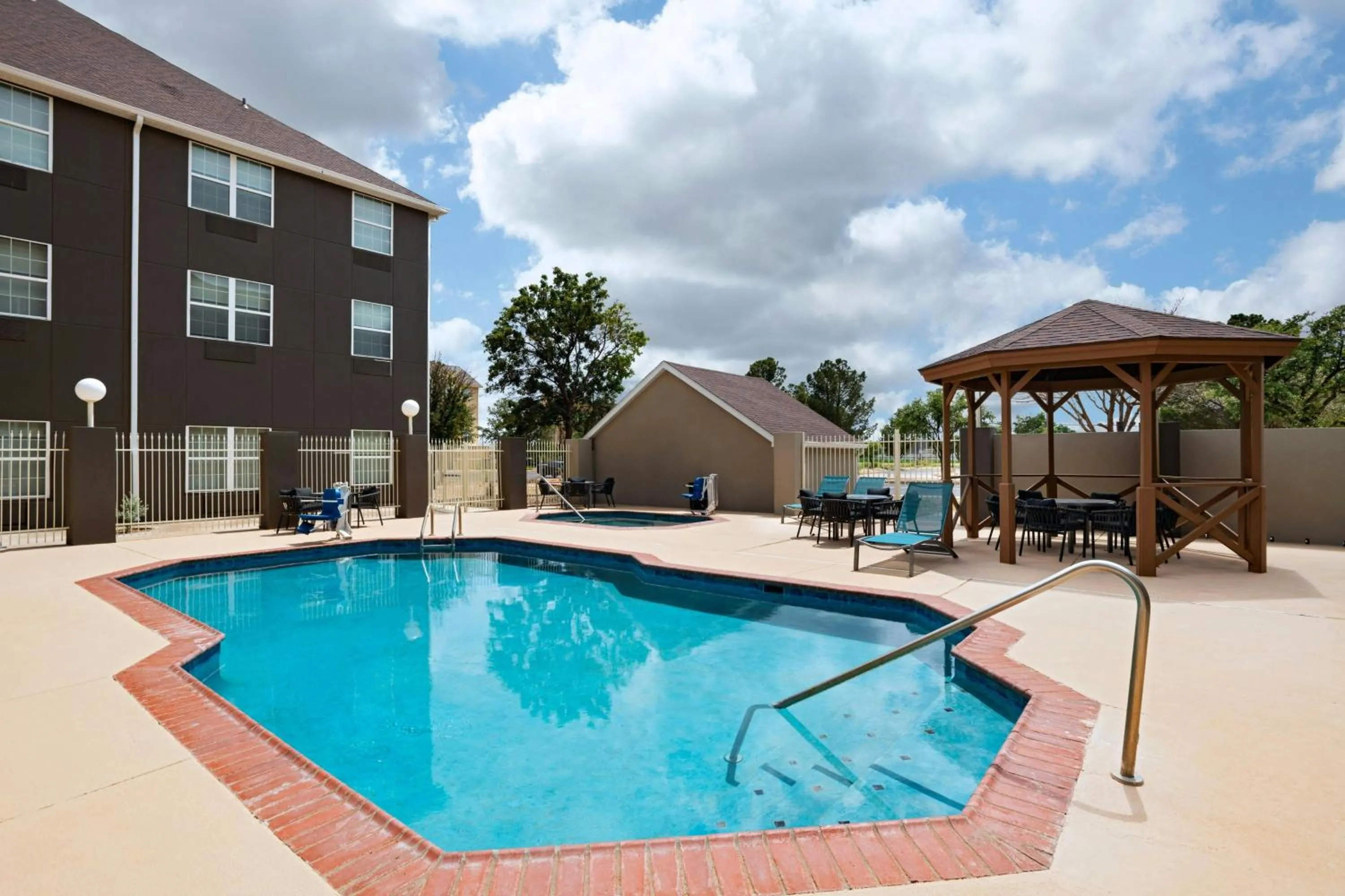 Swimming pool in TownePlace Suites Lubbock
