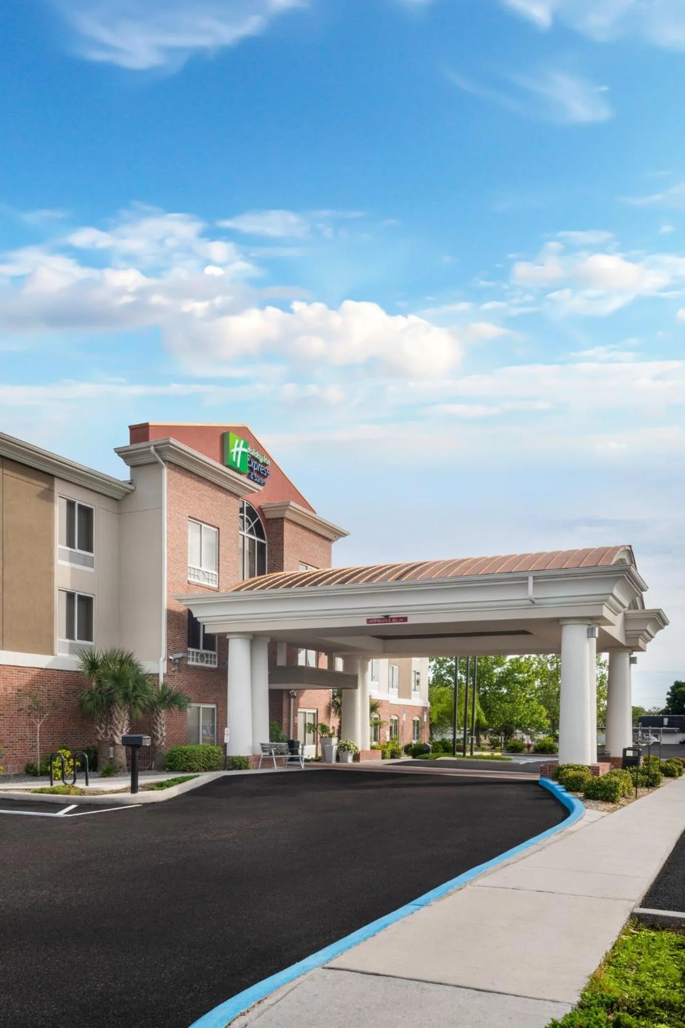 Property building in Holiday Inn Express & Suites Spring Hill by IHG