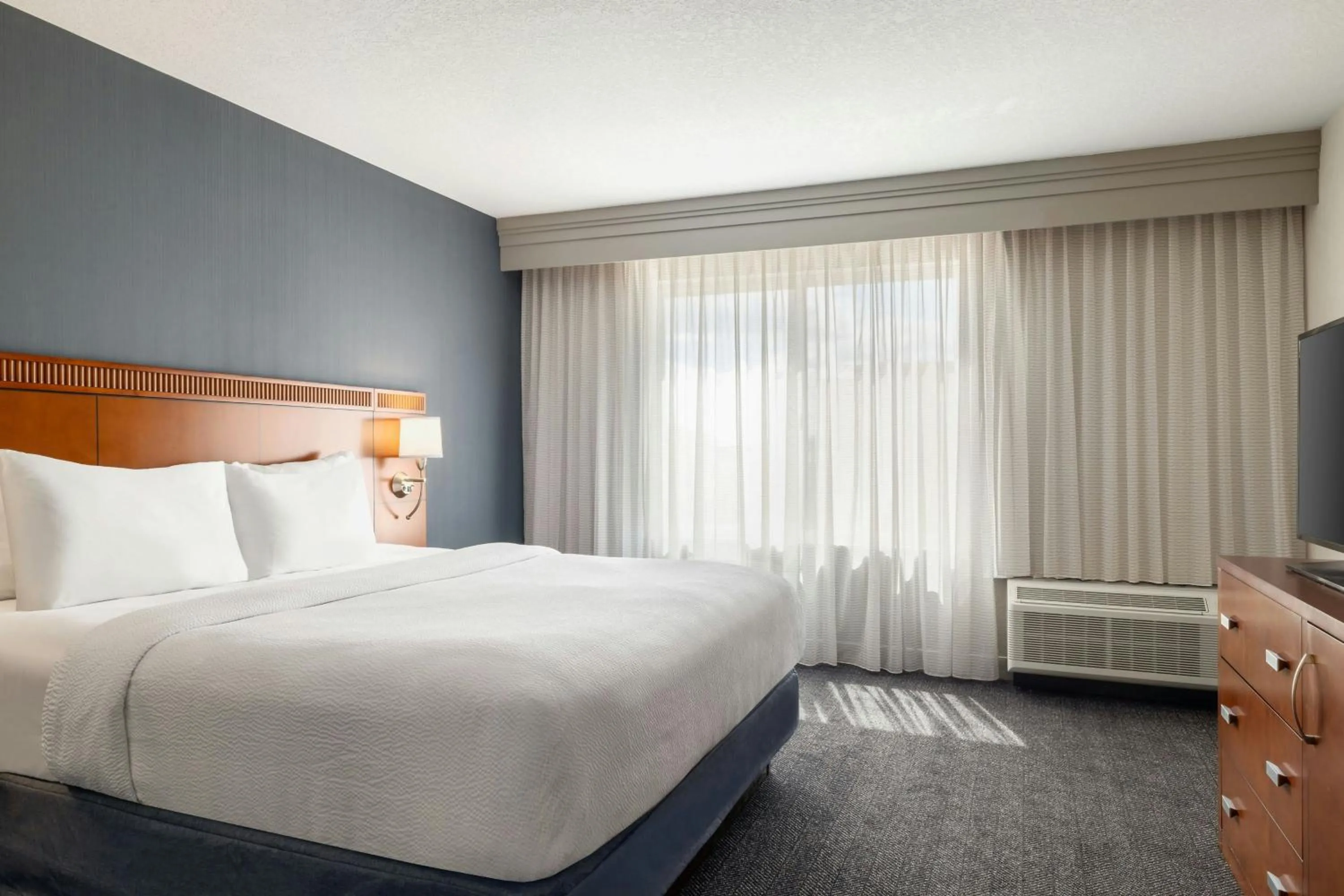 Bedroom, Bed in Courtyard Des Moines Ankeny