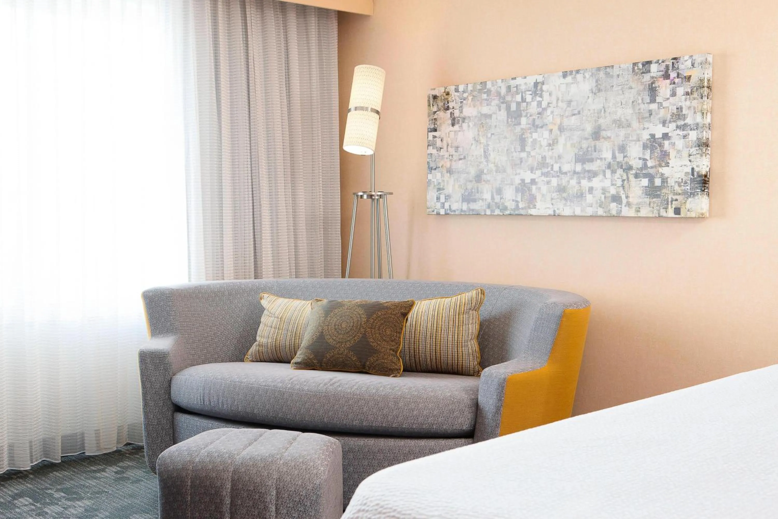 Living room, Bed in Courtyard Des Moines Ankeny