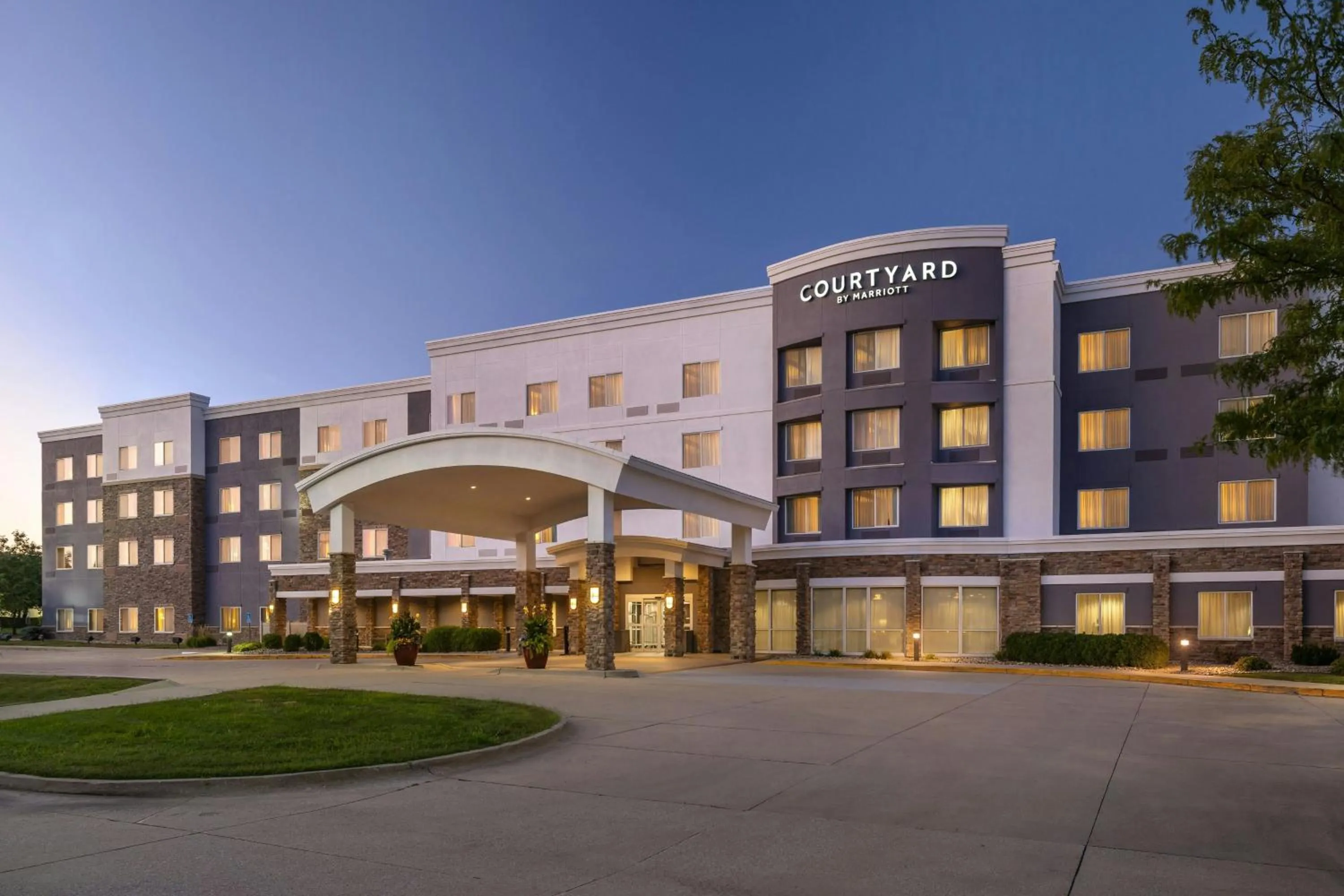 Property building in Courtyard Des Moines Ankeny