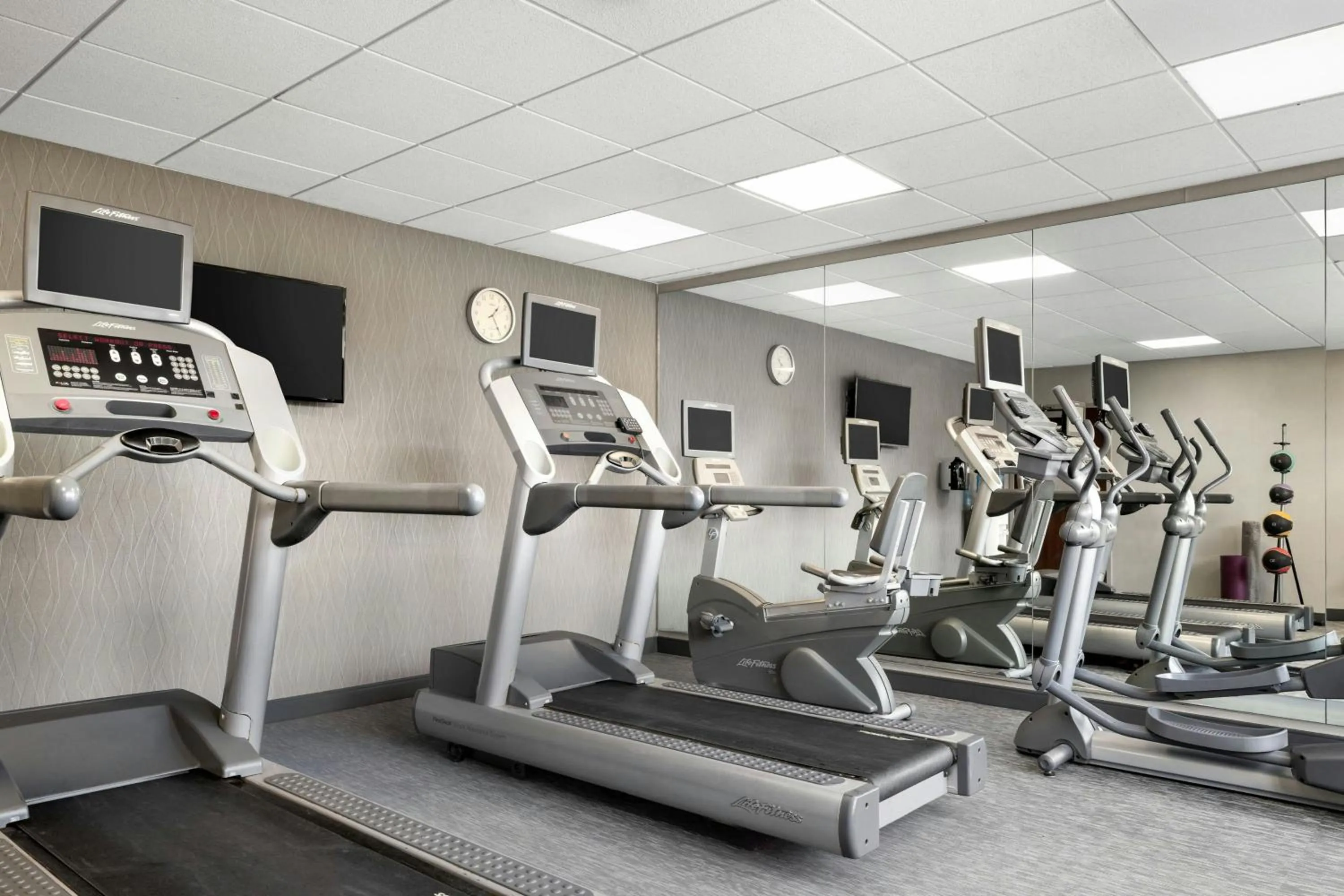 Fitness centre/facilities in Courtyard Des Moines Ankeny