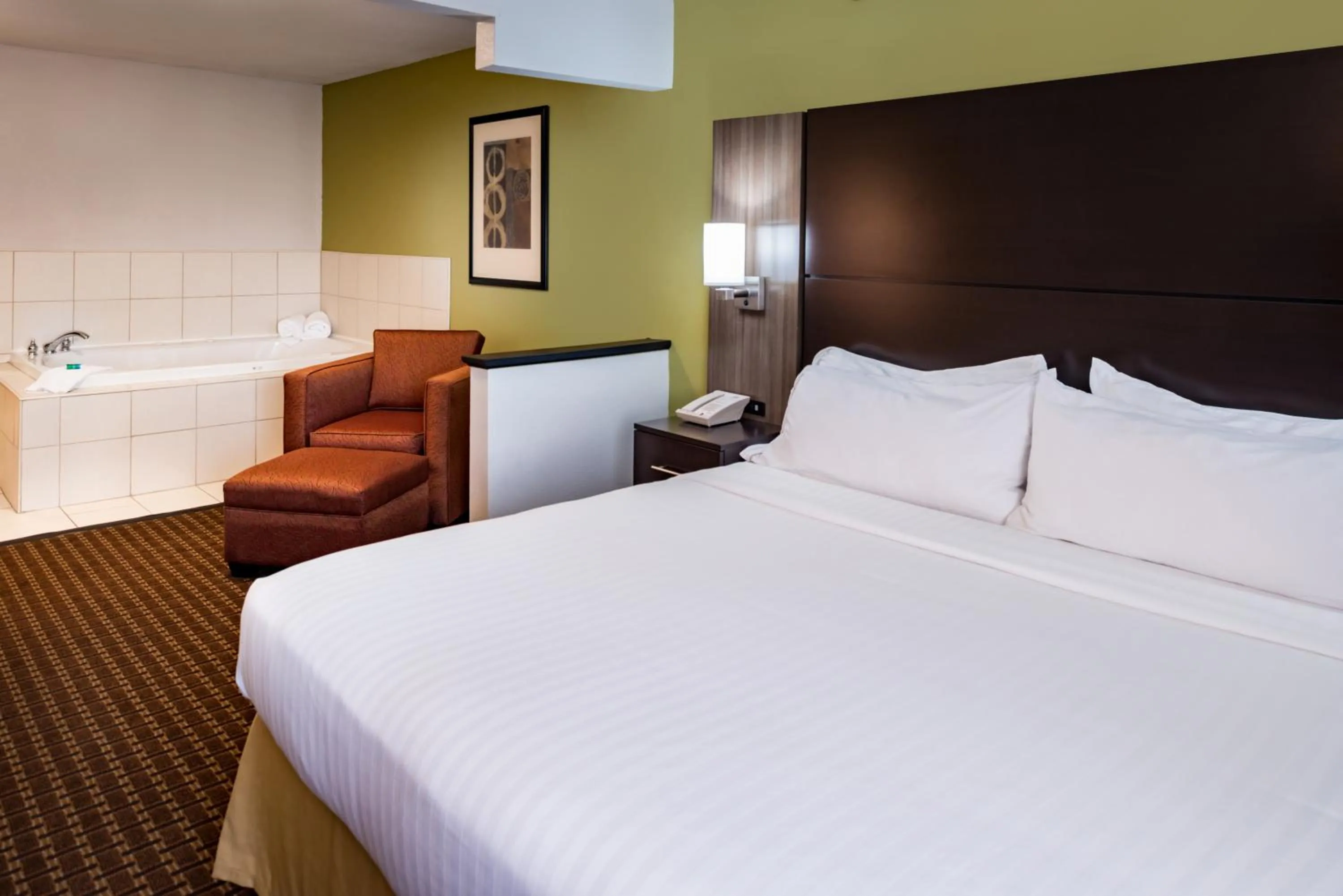 King Suite with Spa Bath in Holiday Inn Express & Suites Bucyrus by IHG