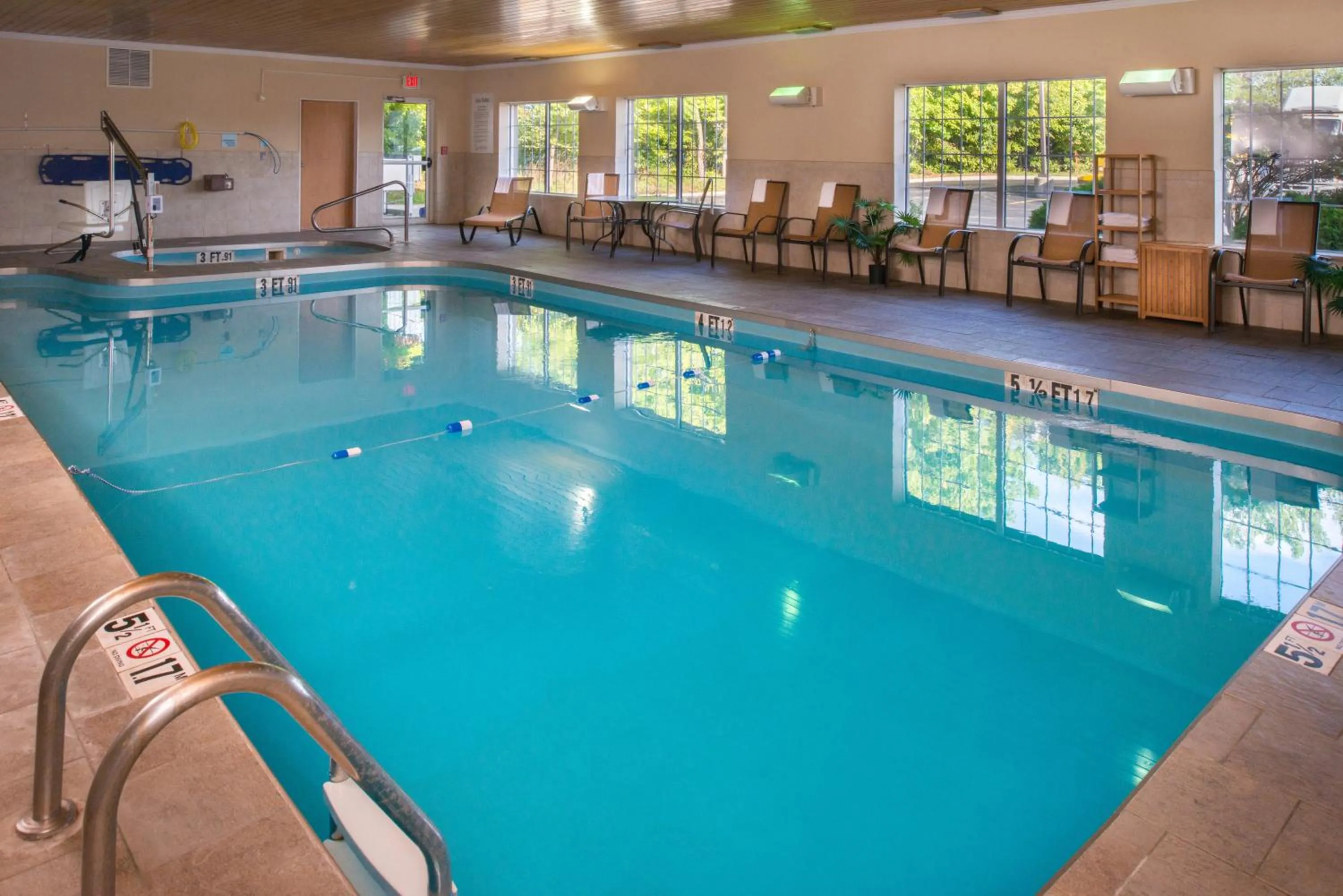 Swimming pool in Holiday Inn Express & Suites Bucyrus by IHG