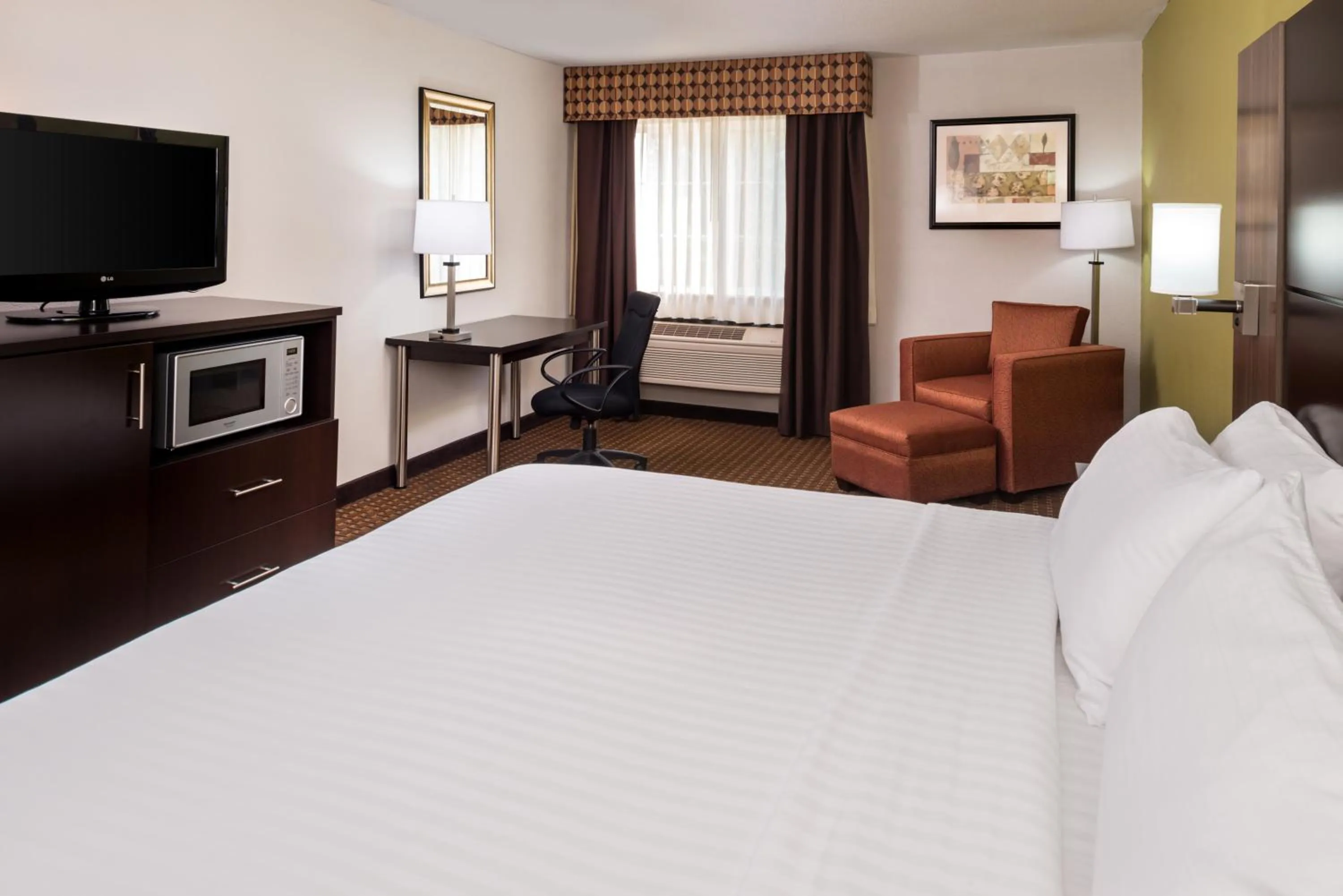 Photo of the whole room, Bed in Holiday Inn Express & Suites Bucyrus by IHG