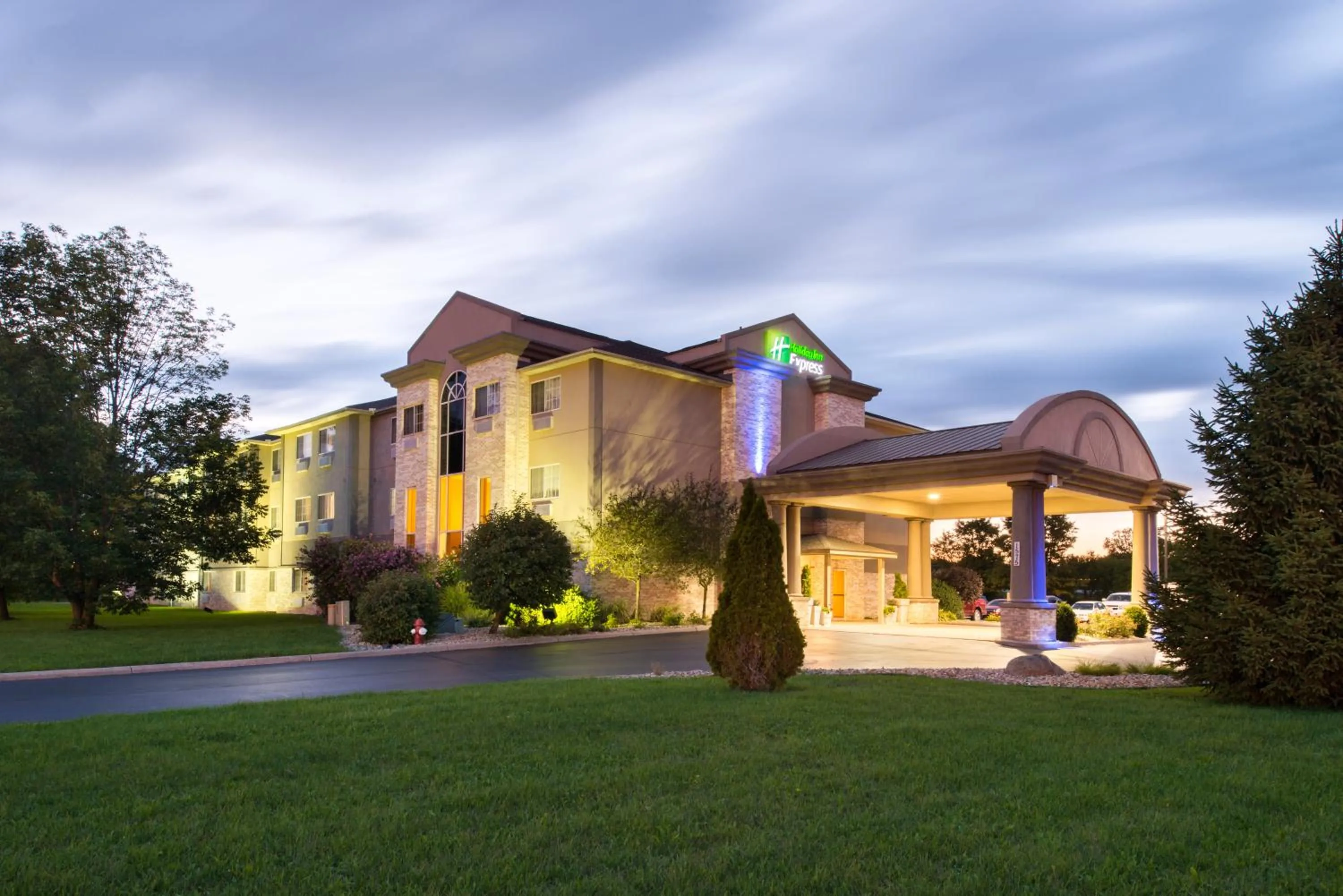 Property building in Holiday Inn Express & Suites Bucyrus by IHG