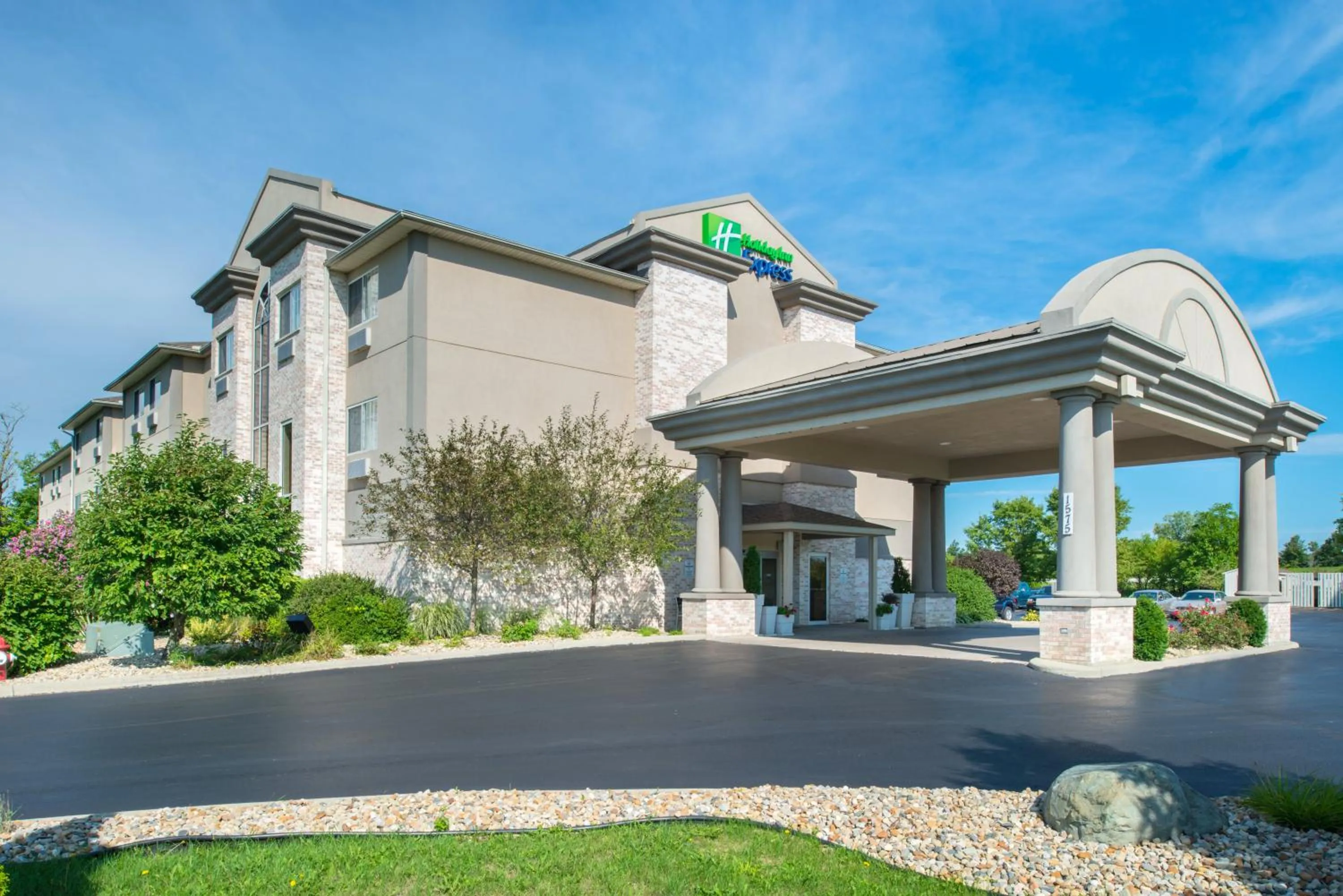 Property building in Holiday Inn Express & Suites Bucyrus by IHG