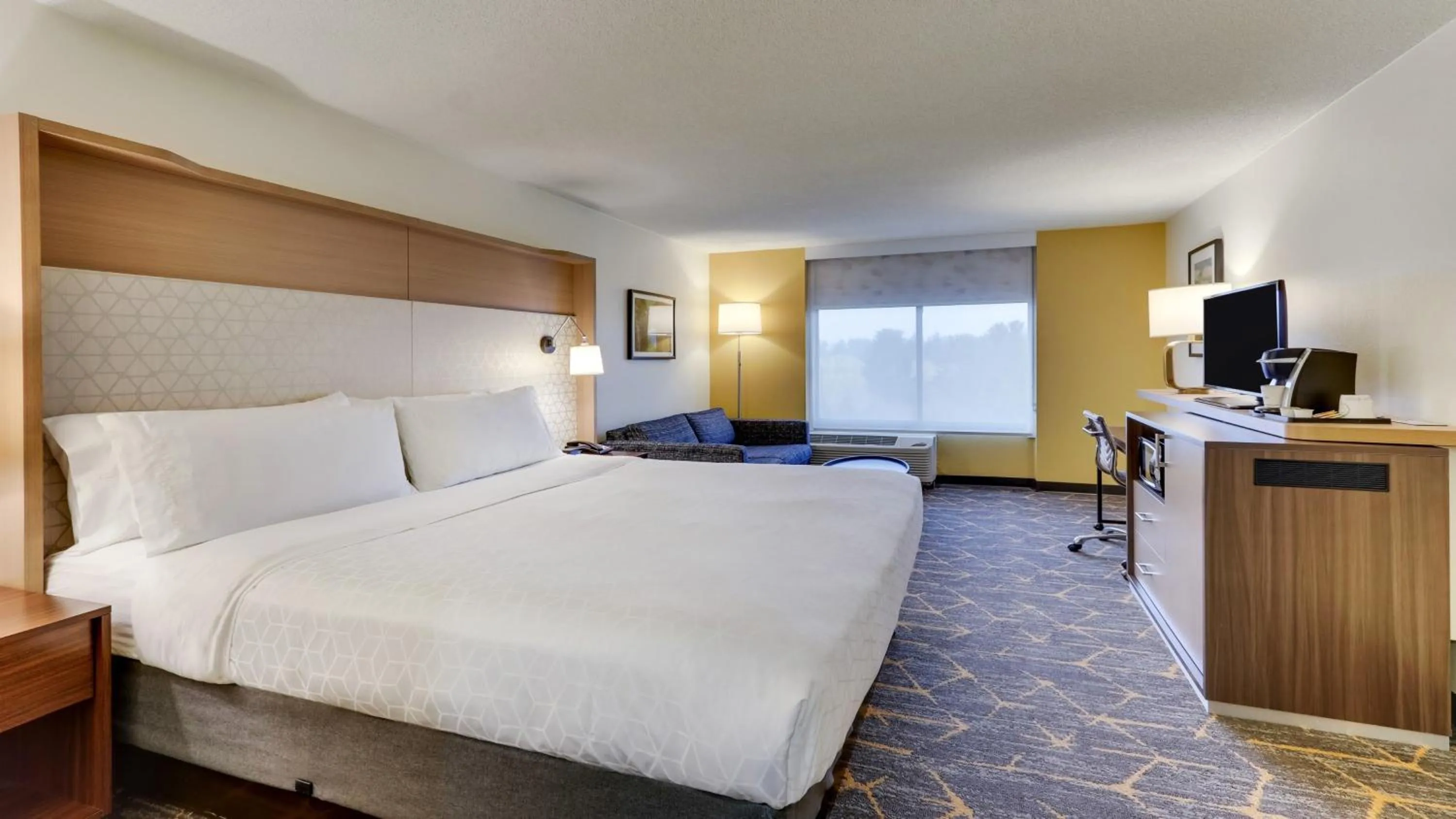 Photo of the whole room, Bed in Holiday Inn Staunton Conference Center by IHG