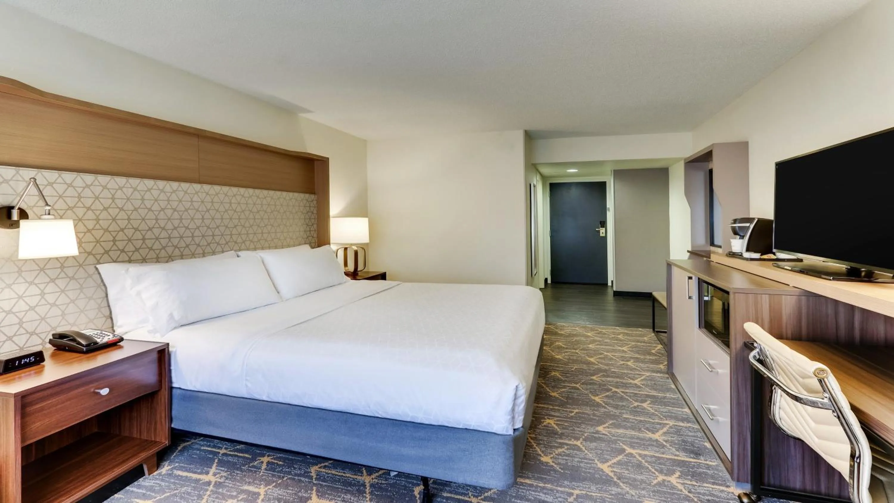 Photo of the whole room, Bed in Holiday Inn Staunton Conference Center by IHG