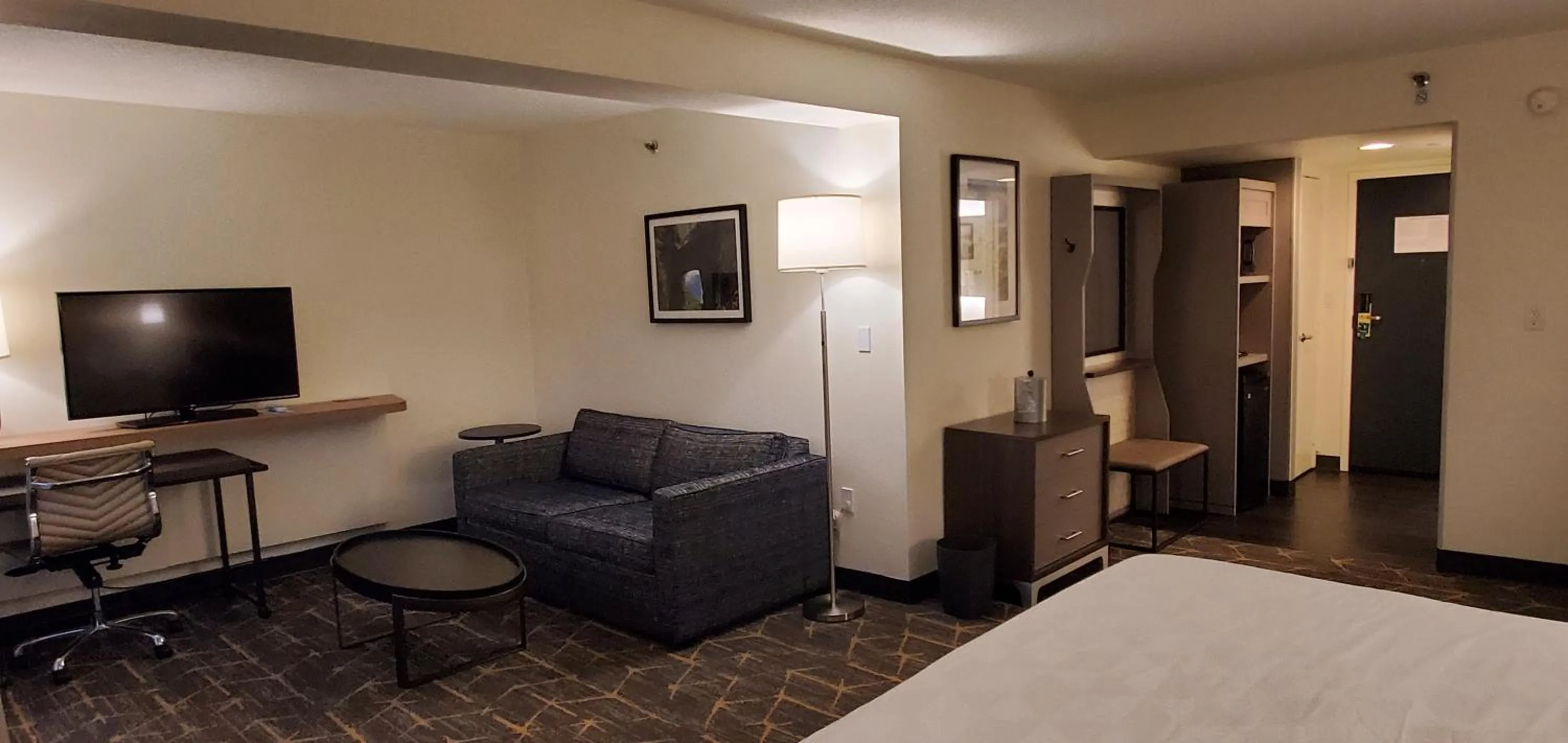 Photo of the whole room, Bed in Holiday Inn Staunton Conference Center by IHG