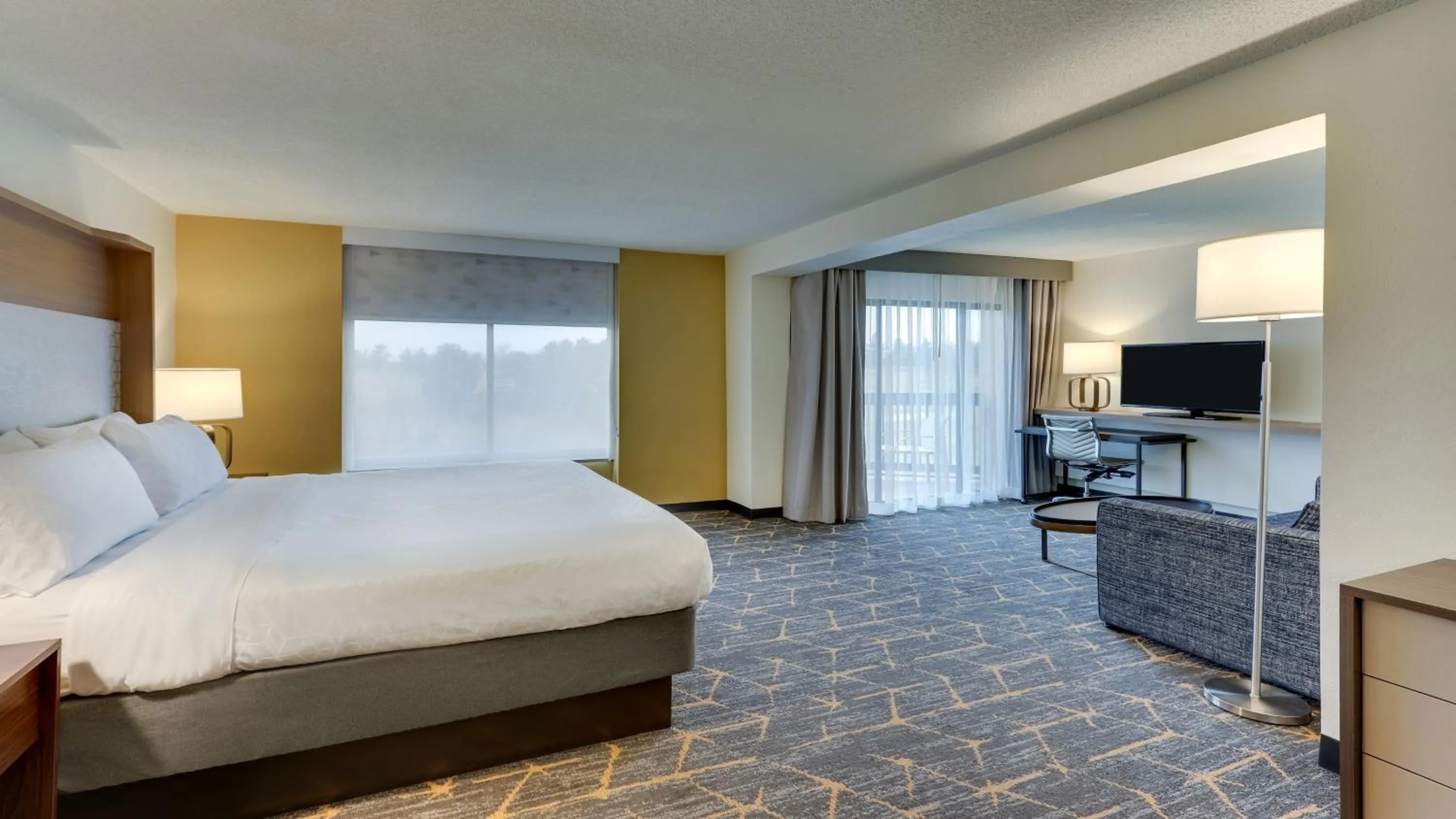Photo of the whole room, Bed in Holiday Inn Staunton Conference Center by IHG