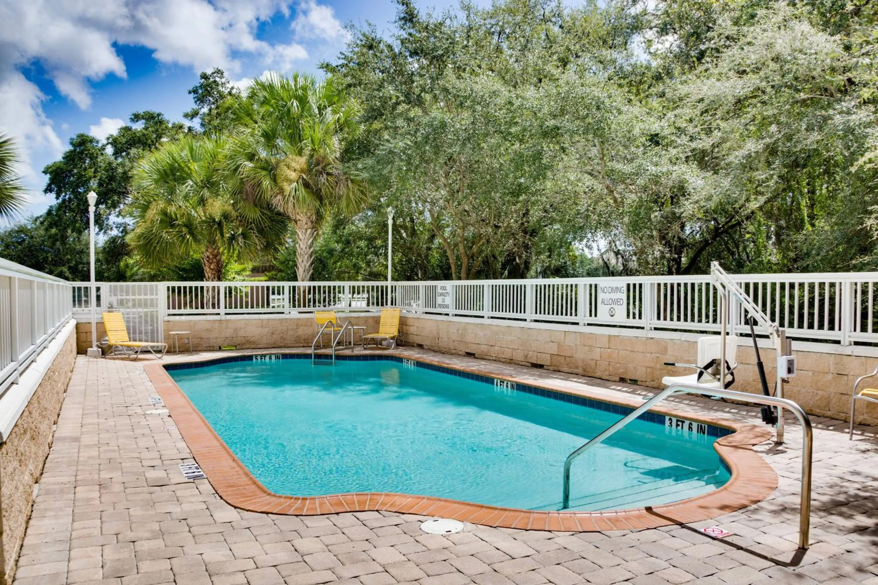 Swimming pool in Fairfield by Marriott Inn & Suites Melbourne West/Palm Bay