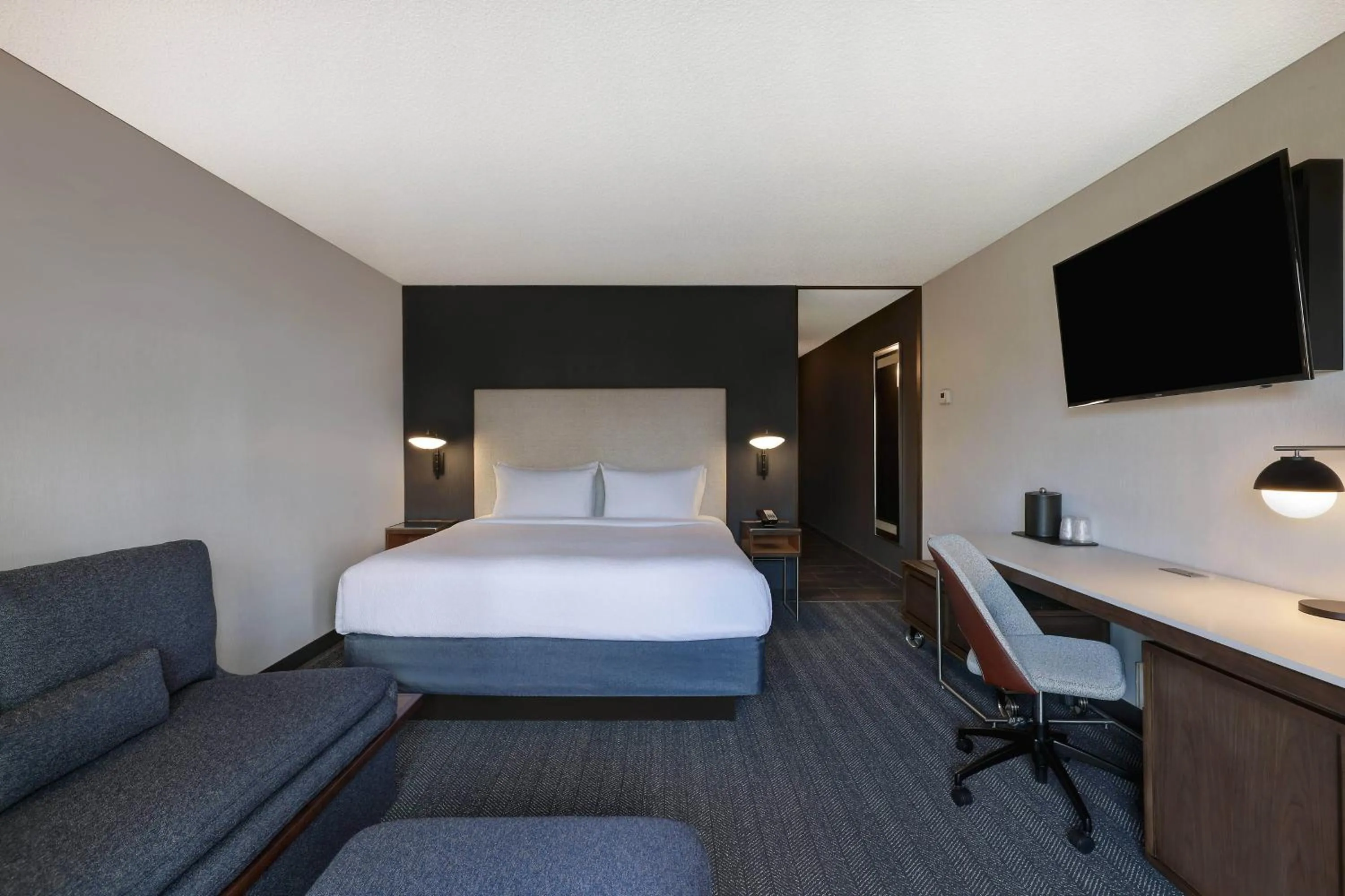 Photo of the whole room, Bed in Courtyard by Marriott Portland Southeast/Clackamas