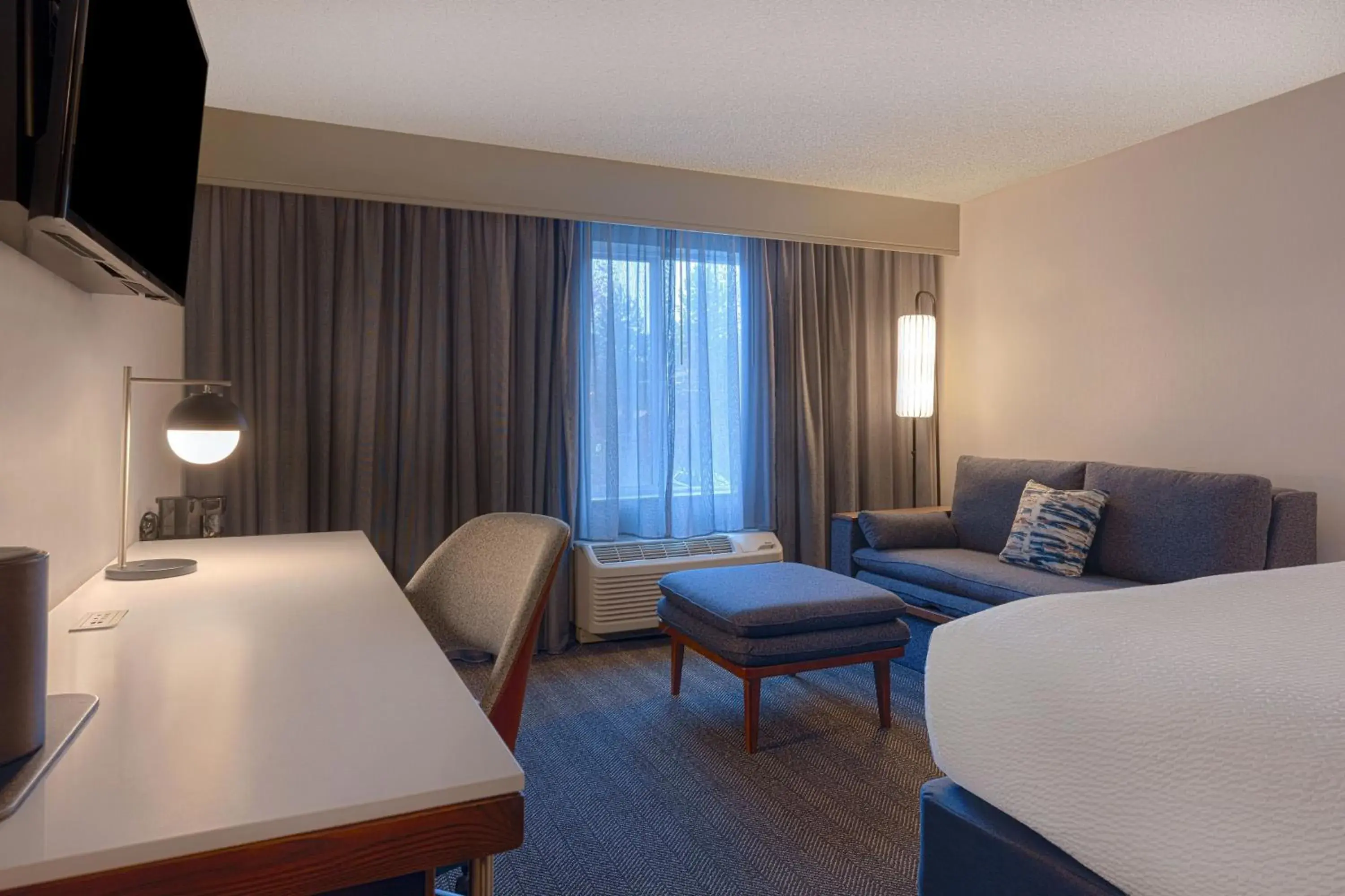 King Room with Sofa Bed and Adapted Tub - Mobility Accessible in Courtyard by Marriott Portland Southeast/Clackamas King Room with Sofa Bed and Adapted Tub - Mobility Accessible in Courtyard by Marriott Portland Southeast/Clackamas