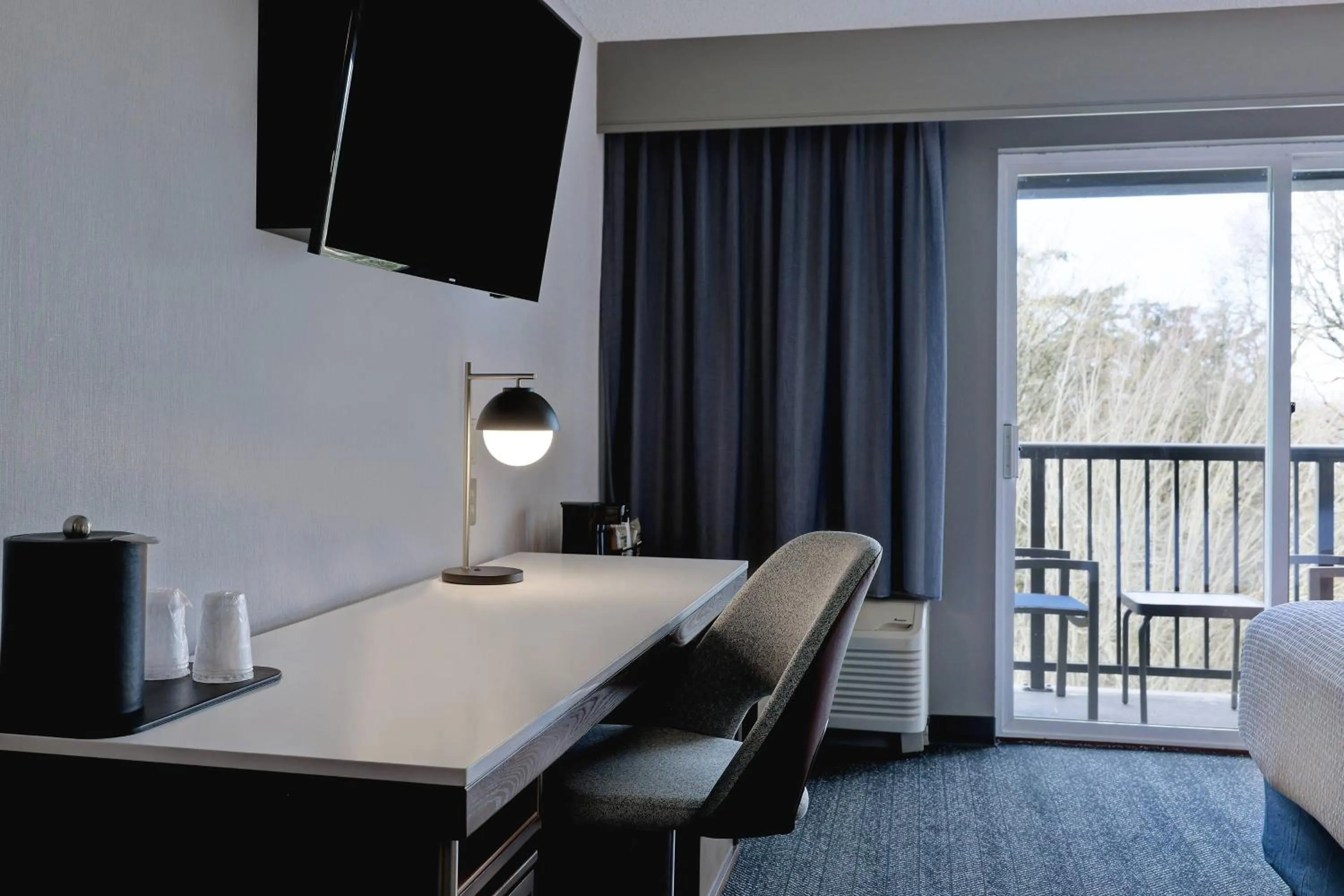 Photo of the whole room, Bed in Courtyard by Marriott Portland Southeast/Clackamas