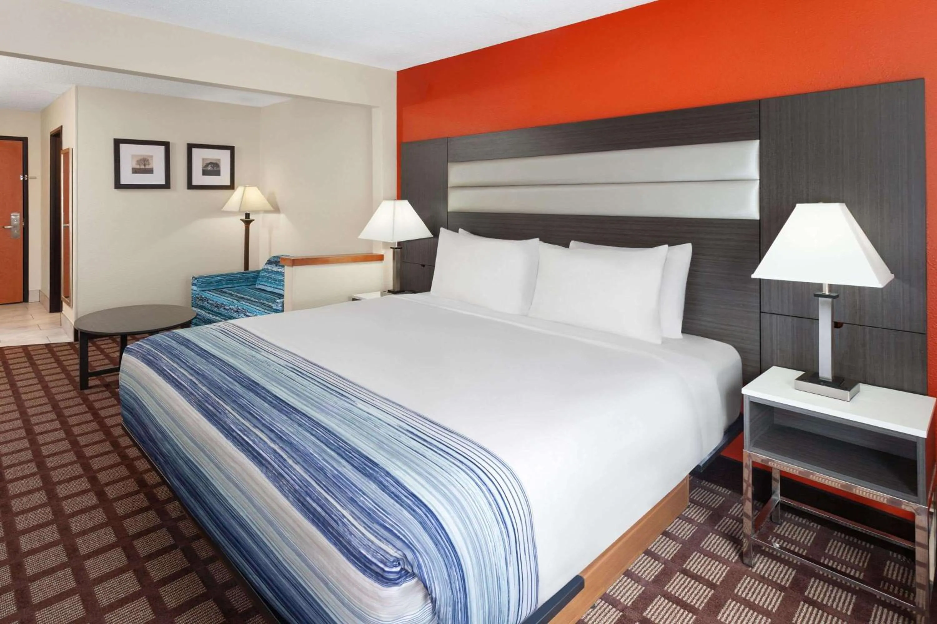 Photo of the whole room, Bed in AmericInn by Wyndham Hudson